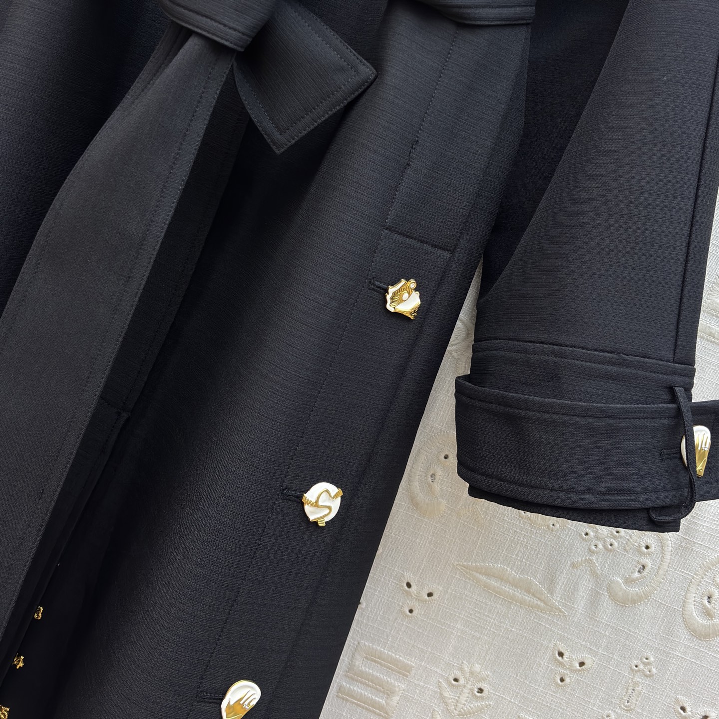 Sch 26春夏氛围感 一件就够了 重工艺五金装饰 ✨利落剪裁勾勒优雅线条 米白/卡其/黑三色演绎不同气