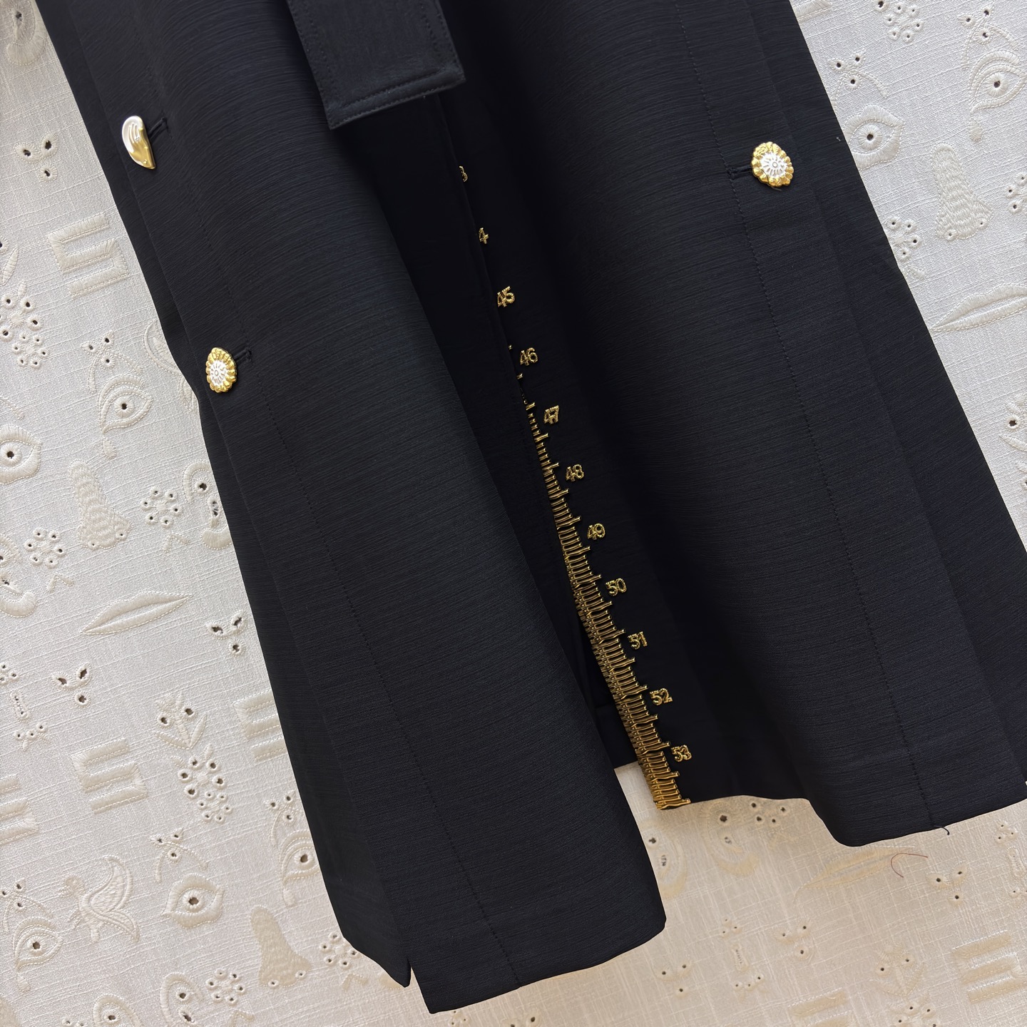 Sch 26春夏氛围感 一件就够了 重工艺五金装饰 ✨利落剪裁勾勒优雅线条 米白/卡其/黑三色演绎不同气