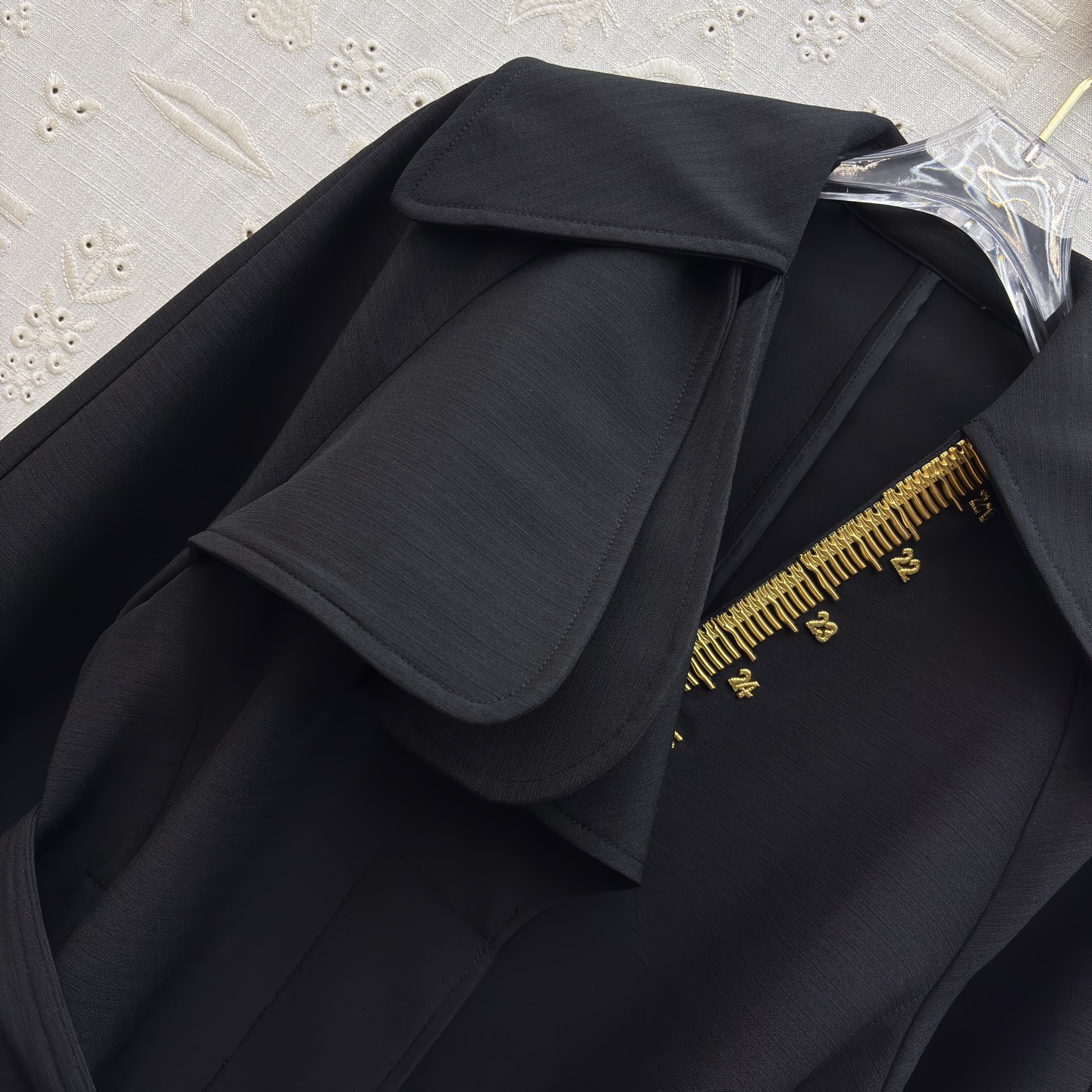 Sch 26春夏氛围感 一件就够了 重工艺五金装饰 ✨利落剪裁勾勒优雅线条 米白/卡其/黑三色演绎不同气