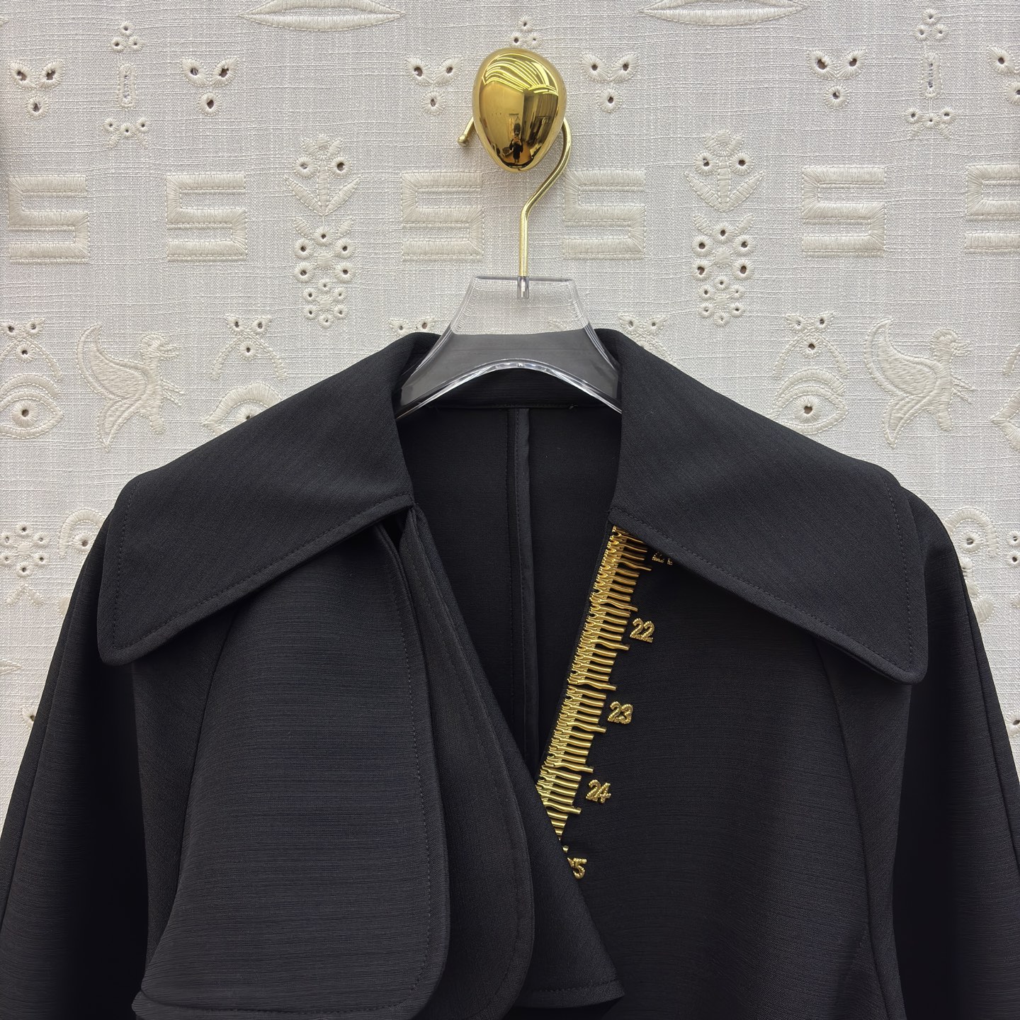 Sch 26春夏氛围感 一件就够了 重工艺五金装饰 ✨利落剪裁勾勒优雅线条 米白/卡其/黑三色演绎不同气