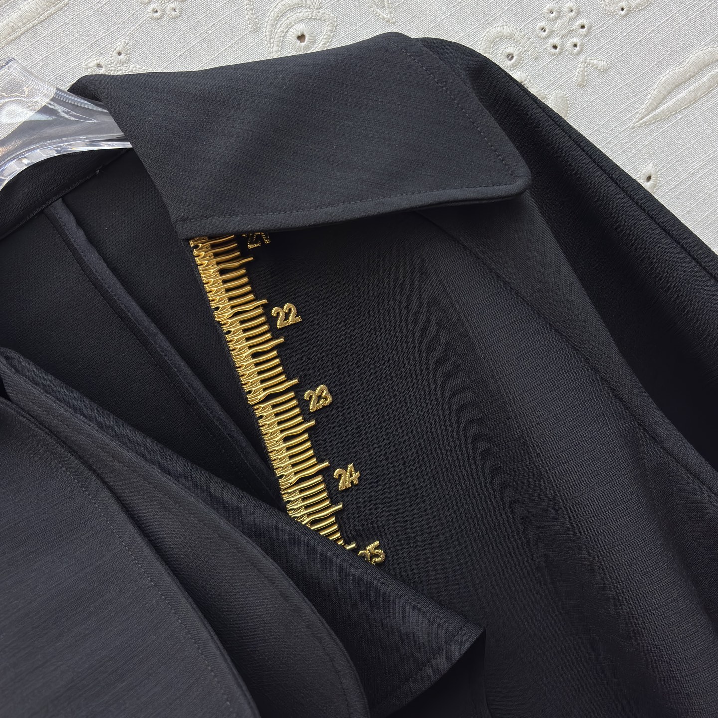 Sch 26春夏氛围感 一件就够了 重工艺五金装饰 ✨利落剪裁勾勒优雅线条 米白/卡其/黑三色演绎不同气