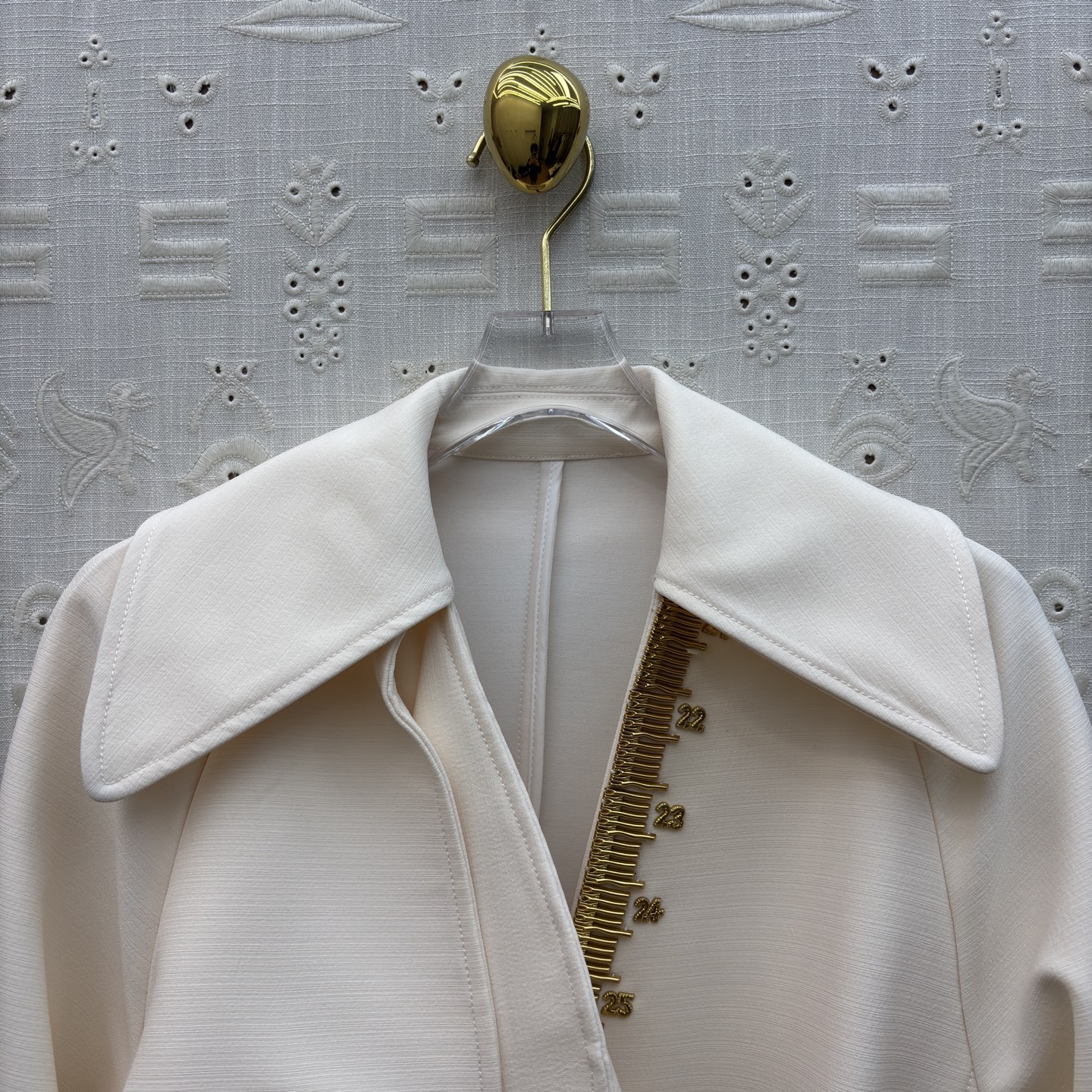 Sch 26春夏氛围感 一件就够了 重工艺五金装饰 ✨利落剪裁勾勒优雅线条 米白/卡其/黑三色演绎不同气