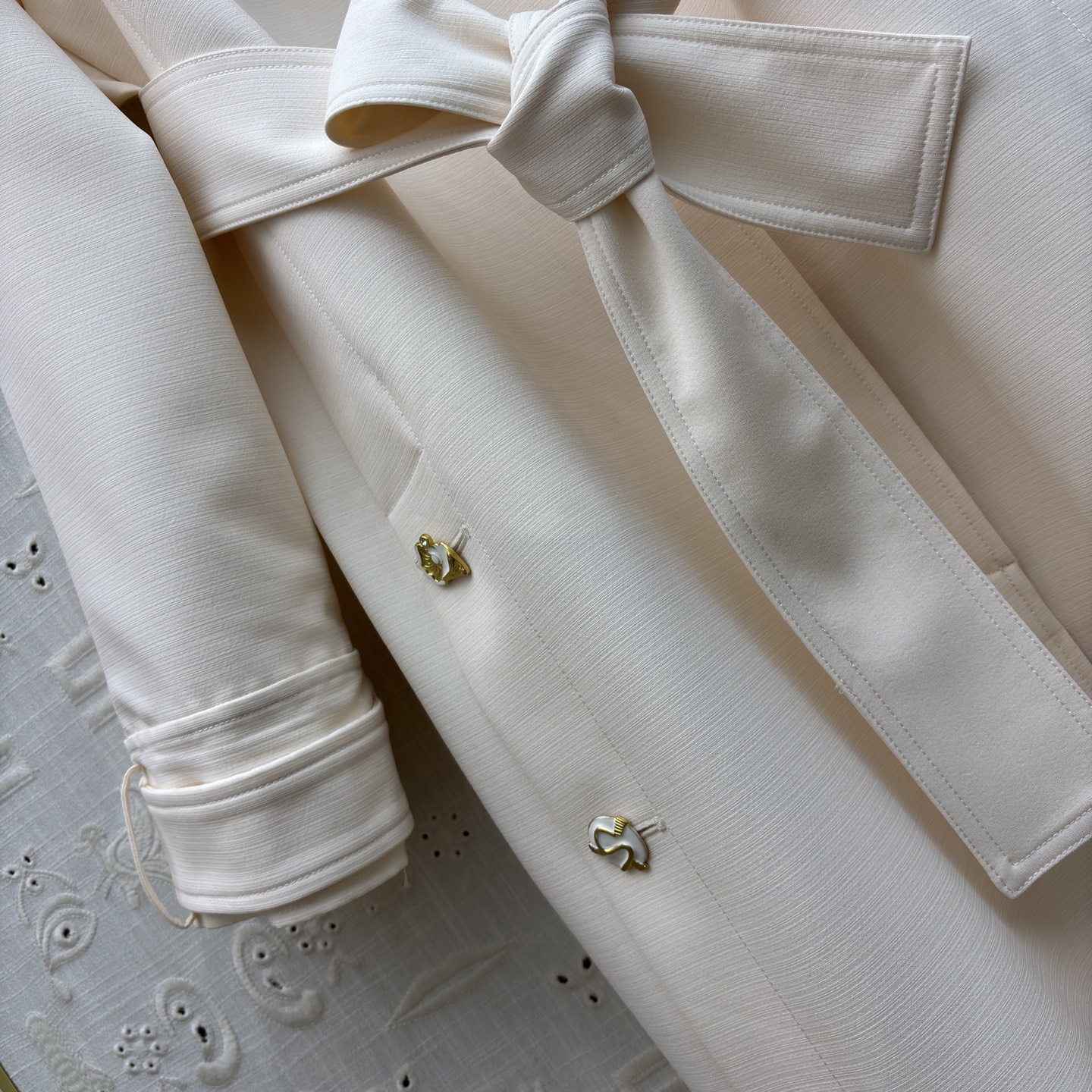 Sch 26春夏氛围感 一件就够了 重工艺五金装饰 ✨利落剪裁勾勒优雅线条 米白/卡其/黑三色演绎不同气