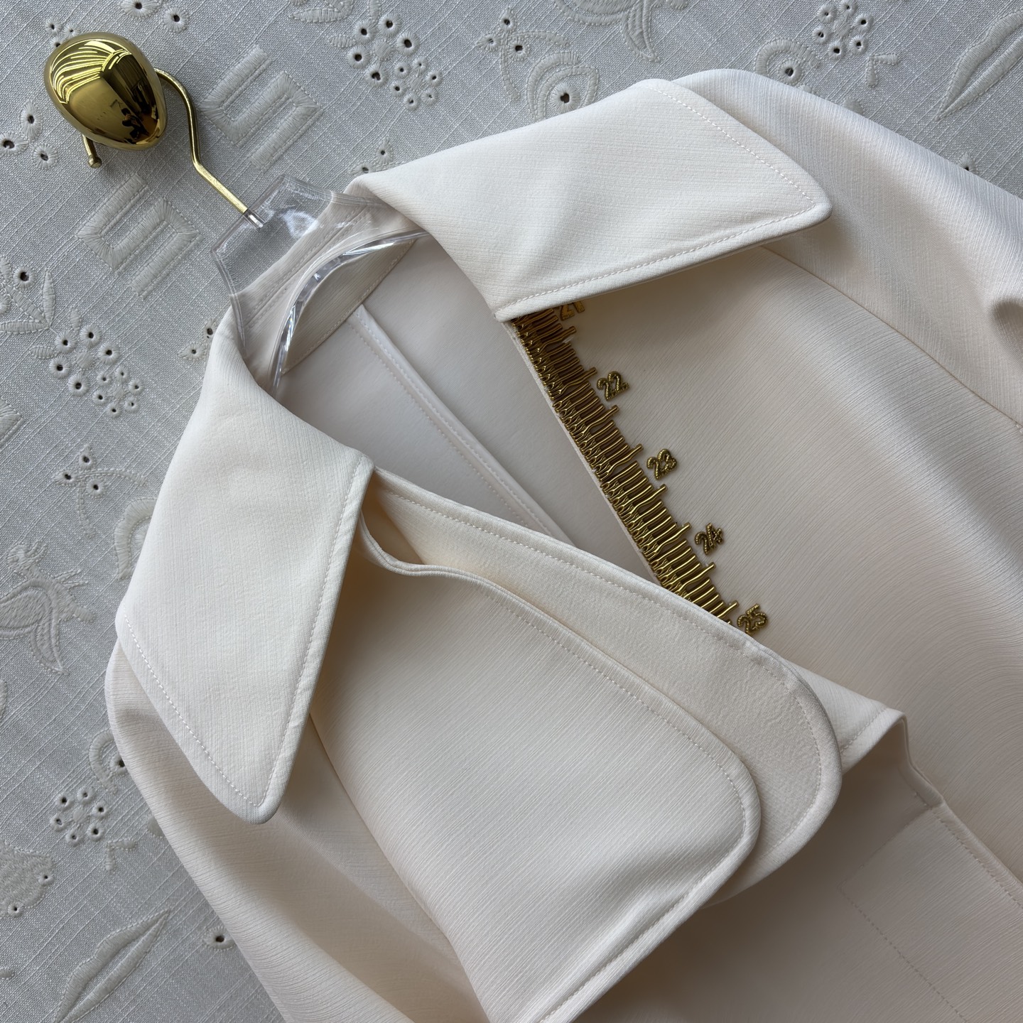 Sch 26春夏氛围感 一件就够了 重工艺五金装饰 ✨利落剪裁勾勒优雅线条 米白/卡其/黑三色演绎不同气