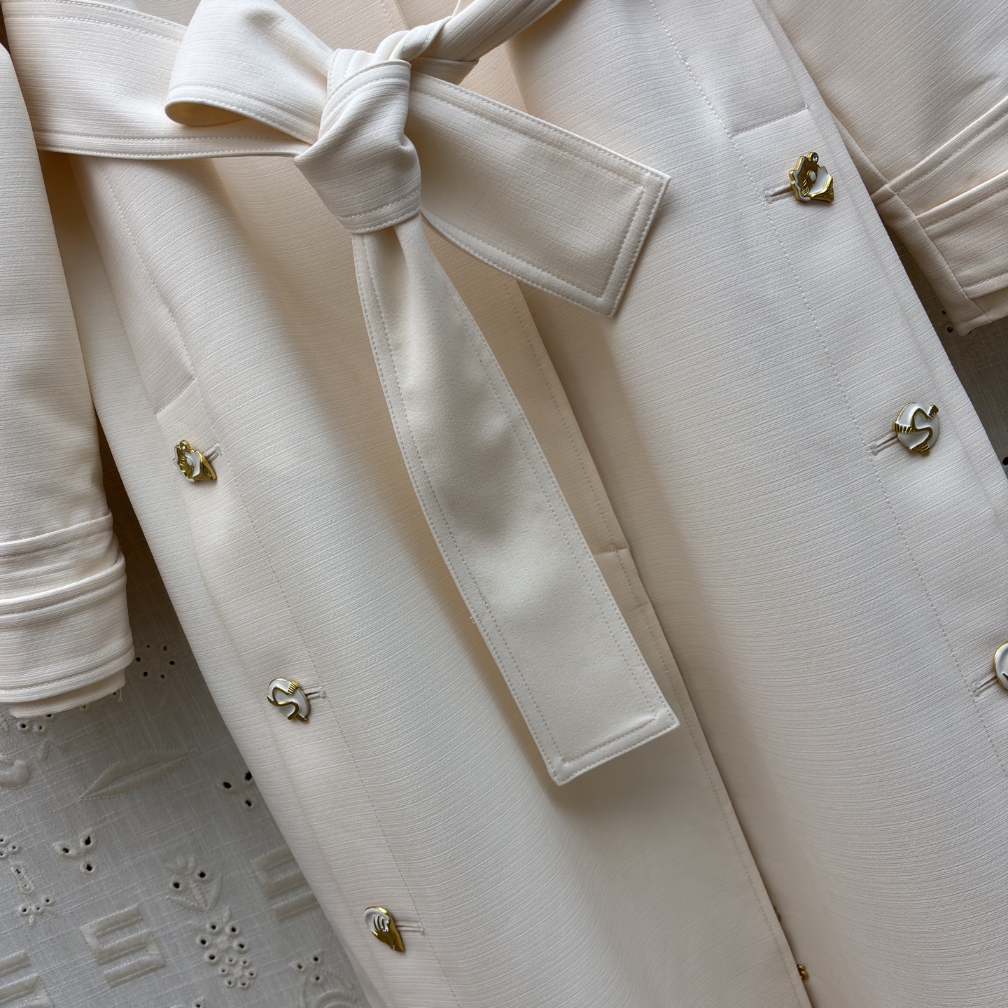 Sch 26春夏氛围感 一件就够了 重工艺五金装饰 ✨利落剪裁勾勒优雅线条 米白/卡其/黑三色演绎不同气