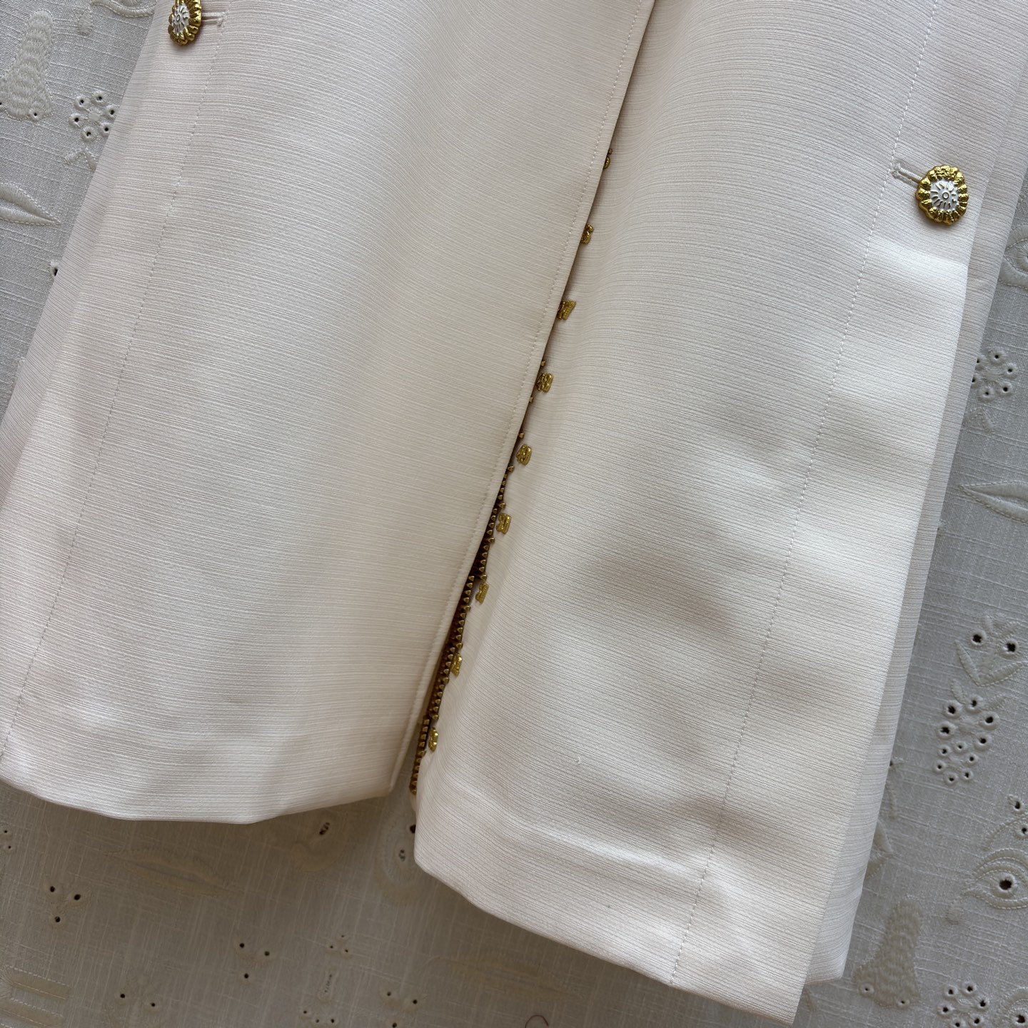 Sch 26春夏氛围感 一件就够了 重工艺五金装饰 ✨利落剪裁勾勒优雅线条 米白/卡其/黑三色演绎不同气