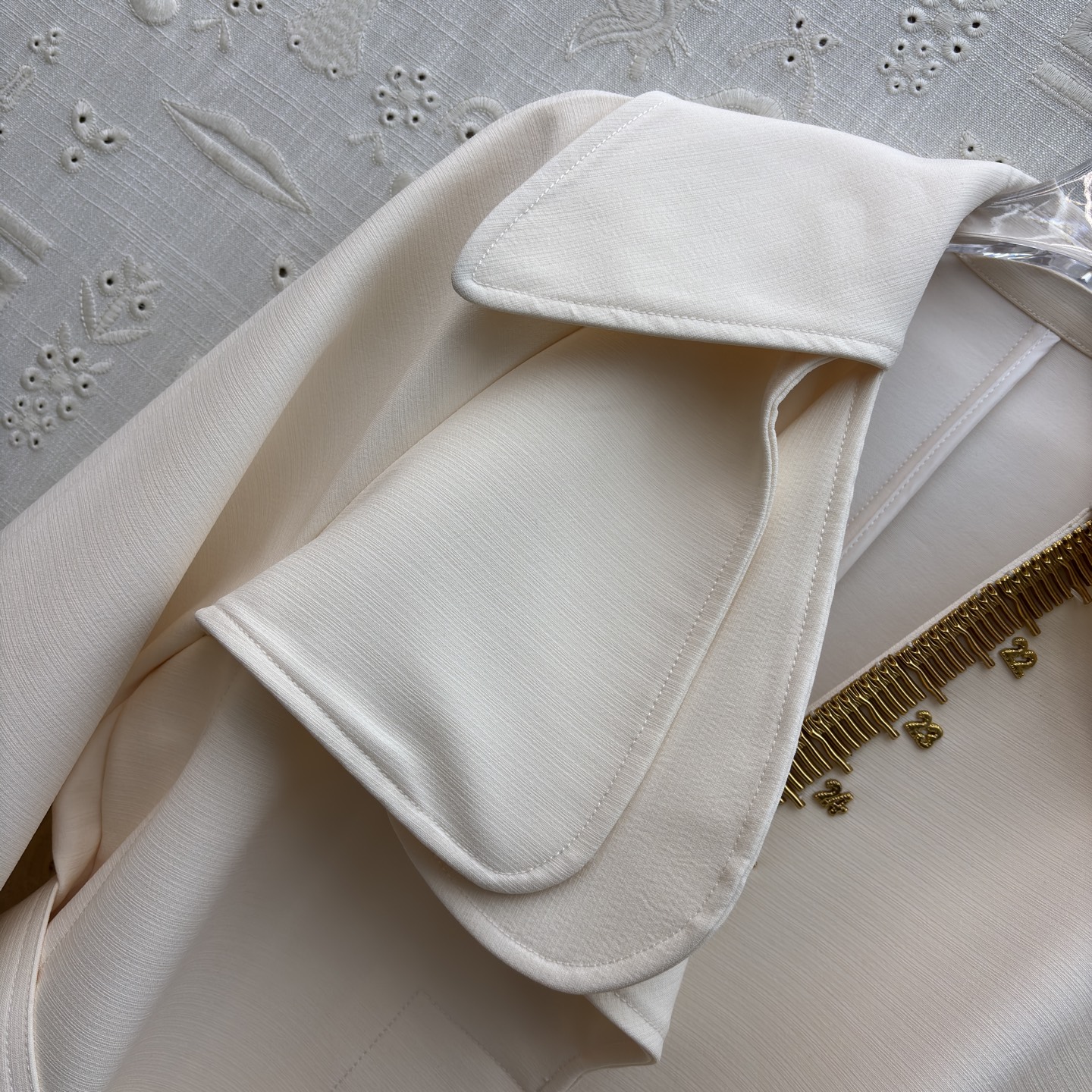 Sch 26春夏氛围感 一件就够了 重工艺五金装饰 ✨利落剪裁勾勒优雅线条 米白/卡其/黑三色演绎不同气