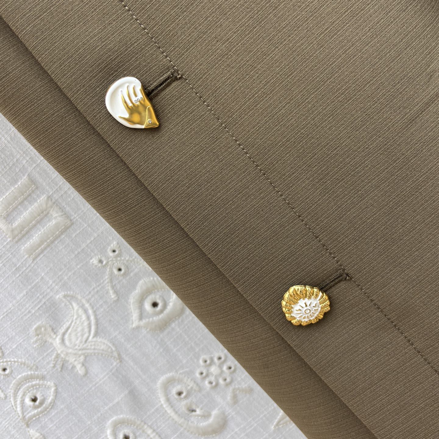 Sch 26春夏氛围感 一件就够了 重工艺五金装饰 ✨利落剪裁勾勒优雅线条 米白/卡其/黑三色演绎不同气