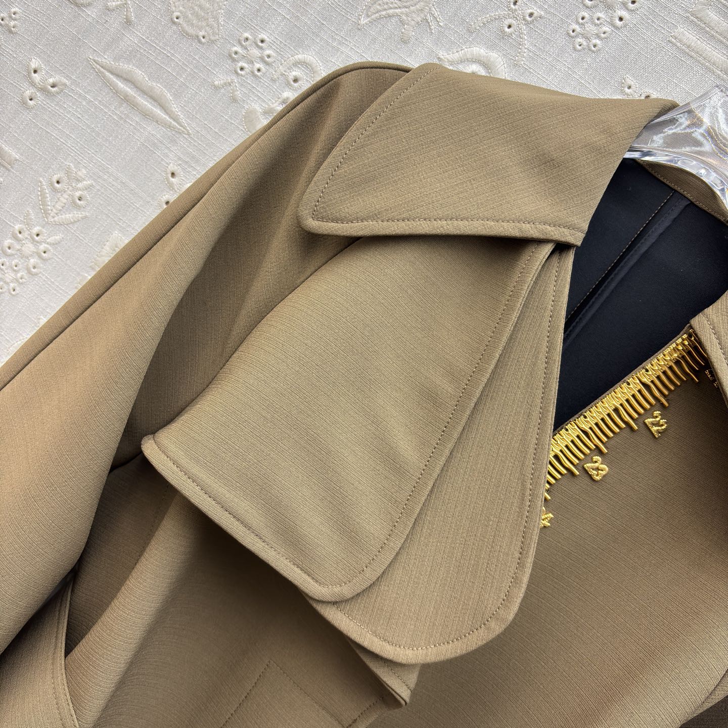 Sch 26春夏氛围感 一件就够了 重工艺五金装饰 ✨利落剪裁勾勒优雅线条 米白/卡其/黑三色演绎不同气