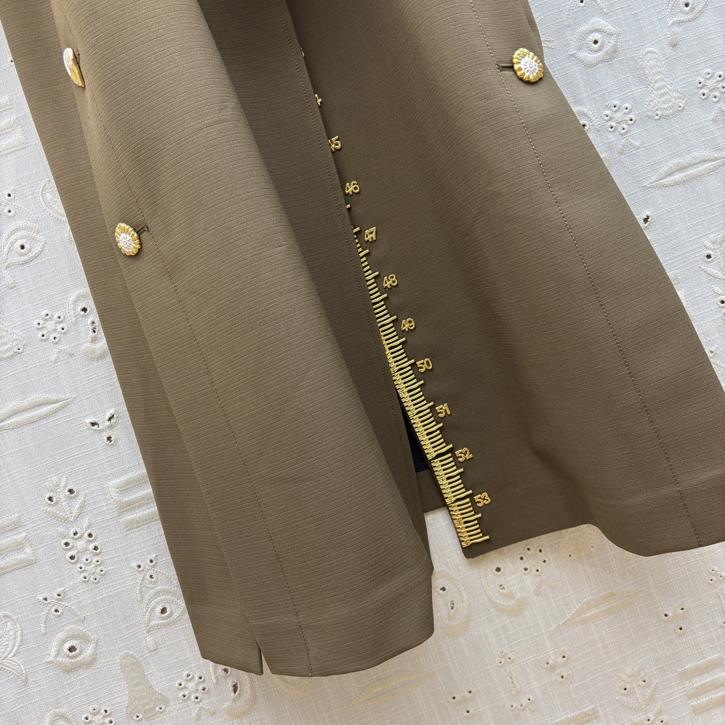 Sch 26春夏氛围感 一件就够了 重工艺五金装饰 ✨利落剪裁勾勒优雅线条 米白/卡其/黑三色演绎不同气