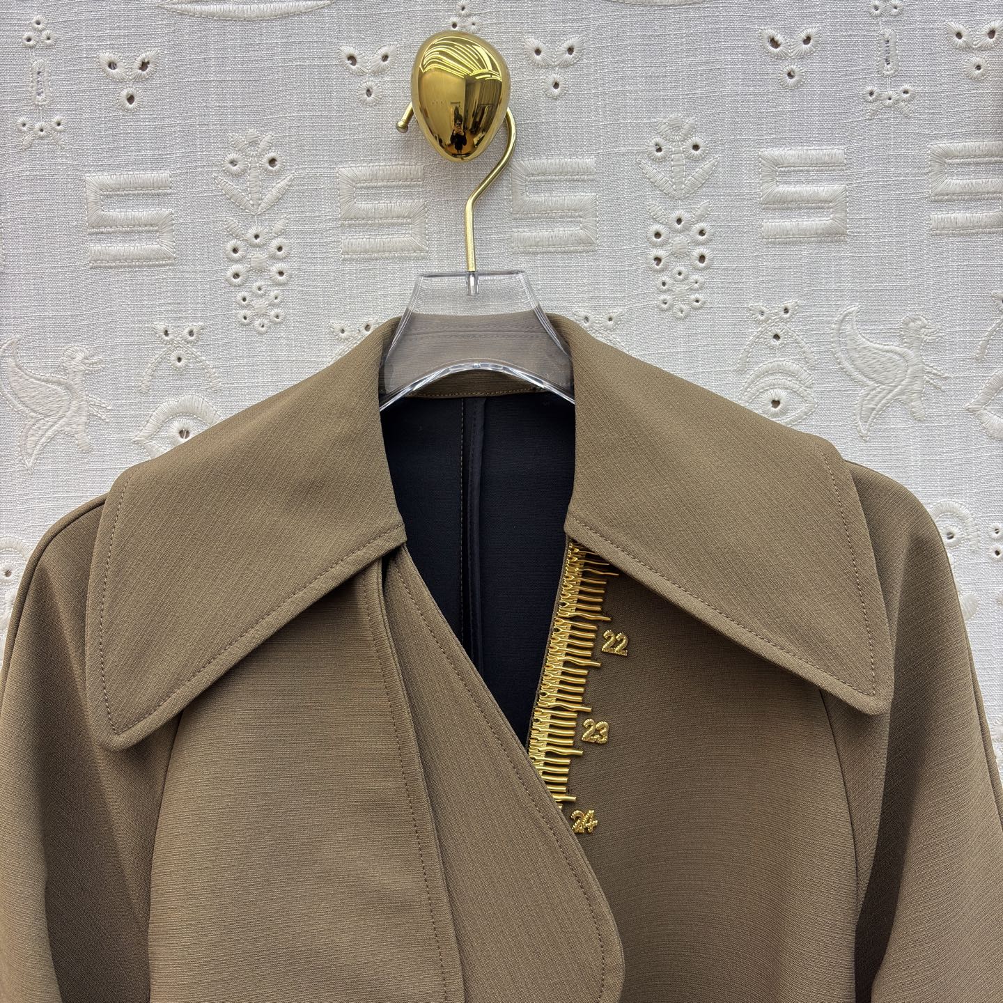 Sch 26春夏氛围感 一件就够了 重工艺五金装饰 ✨利落剪裁勾勒优雅线条 米白/卡其/黑三色演绎不同气