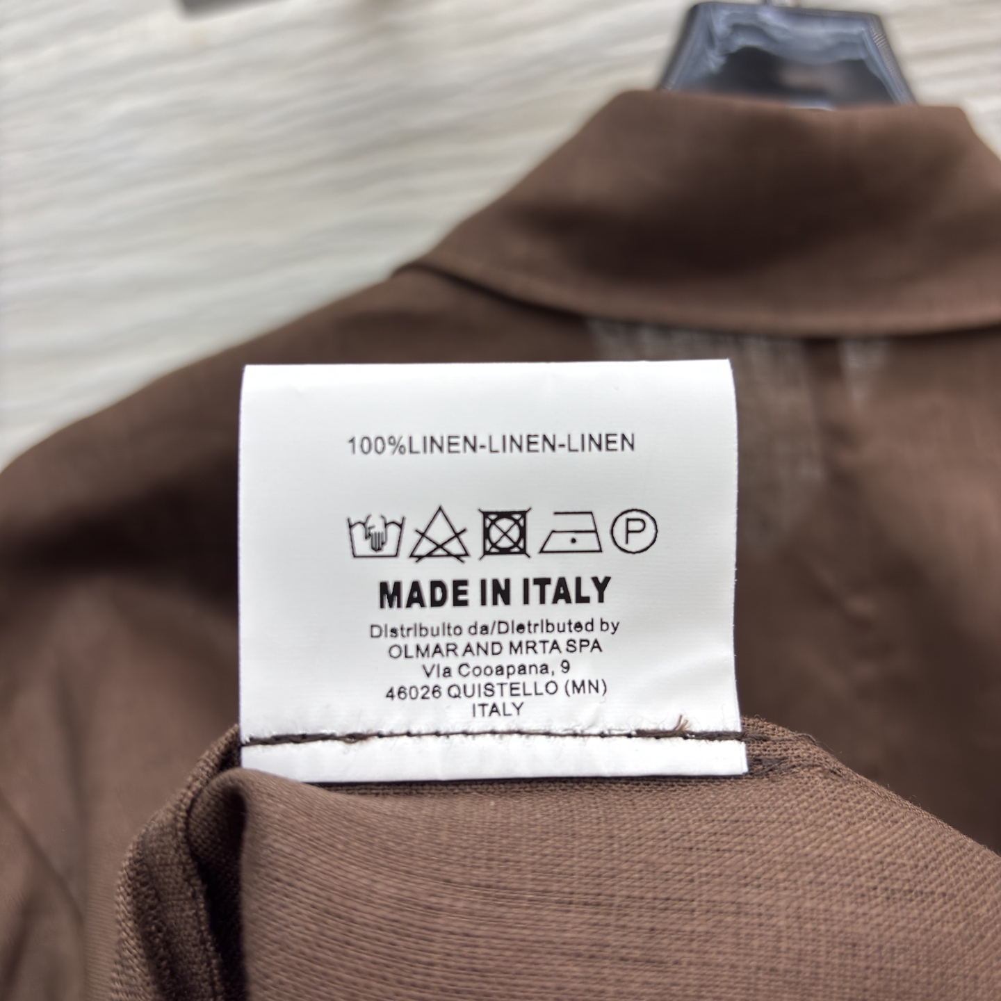 Umaw*n焦糖棕调的松弛感套装 衬衫的丝绒拼接碰撞出复古质感 阔腿裤垂坠随性 无需刻意 自在舒展 把日