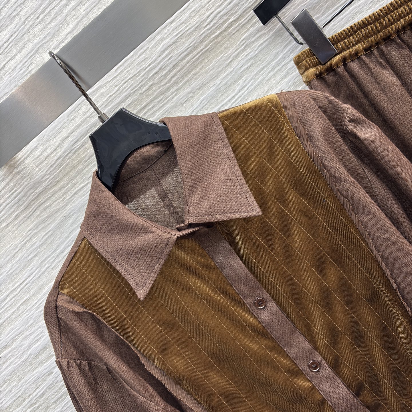 Umaw*n焦糖棕调的松弛感套装 衬衫的丝绒拼接碰撞出复古质感 阔腿裤垂坠随性 无需刻意 自在舒展 把日