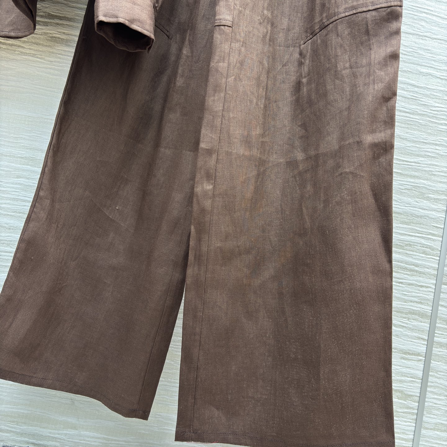 Umaw*n焦糖棕调的松弛感套装 衬衫的丝绒拼接碰撞出复古质感 阔腿裤垂坠随性 无需刻意 自在舒展 把日