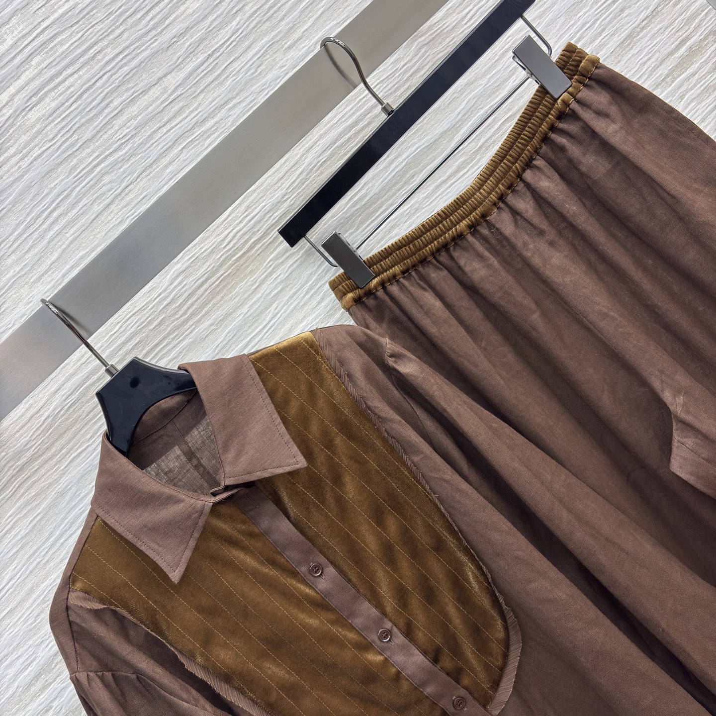 Umaw*n焦糖棕调的松弛感套装 衬衫的丝绒拼接碰撞出复古质感 阔腿裤垂坠随性 无需刻意 自在舒展 把日