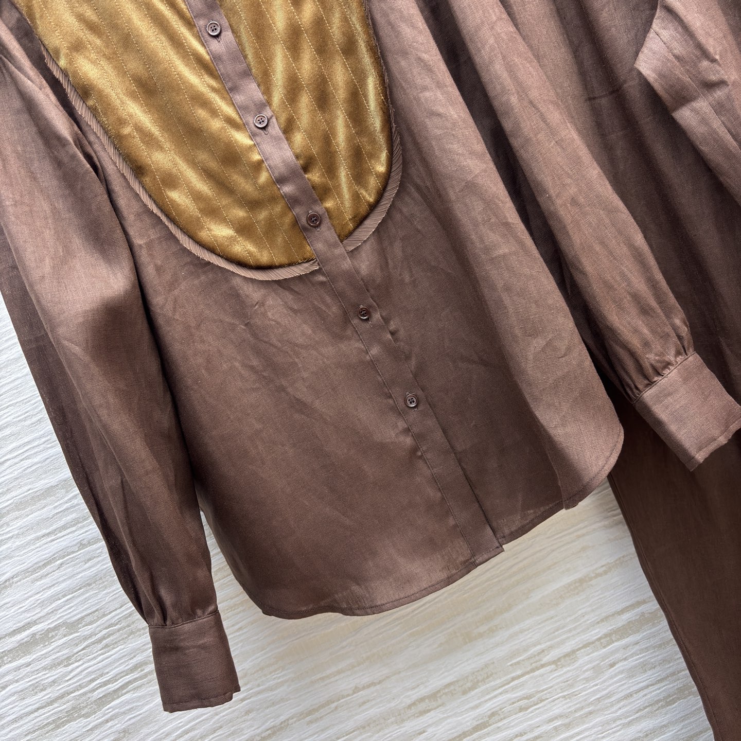 Umaw*n焦糖棕调的松弛感套装 衬衫的丝绒拼接碰撞出复古质感 阔腿裤垂坠随性 无需刻意 自在舒展 把日