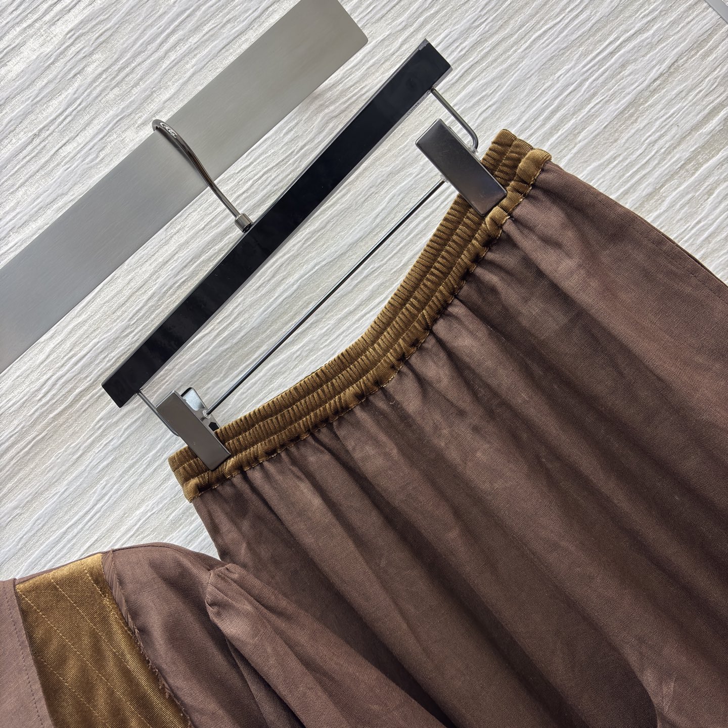 Umaw*n焦糖棕调的松弛感套装 衬衫的丝绒拼接碰撞出复古质感 阔腿裤垂坠随性 无需刻意 自在舒展 把日