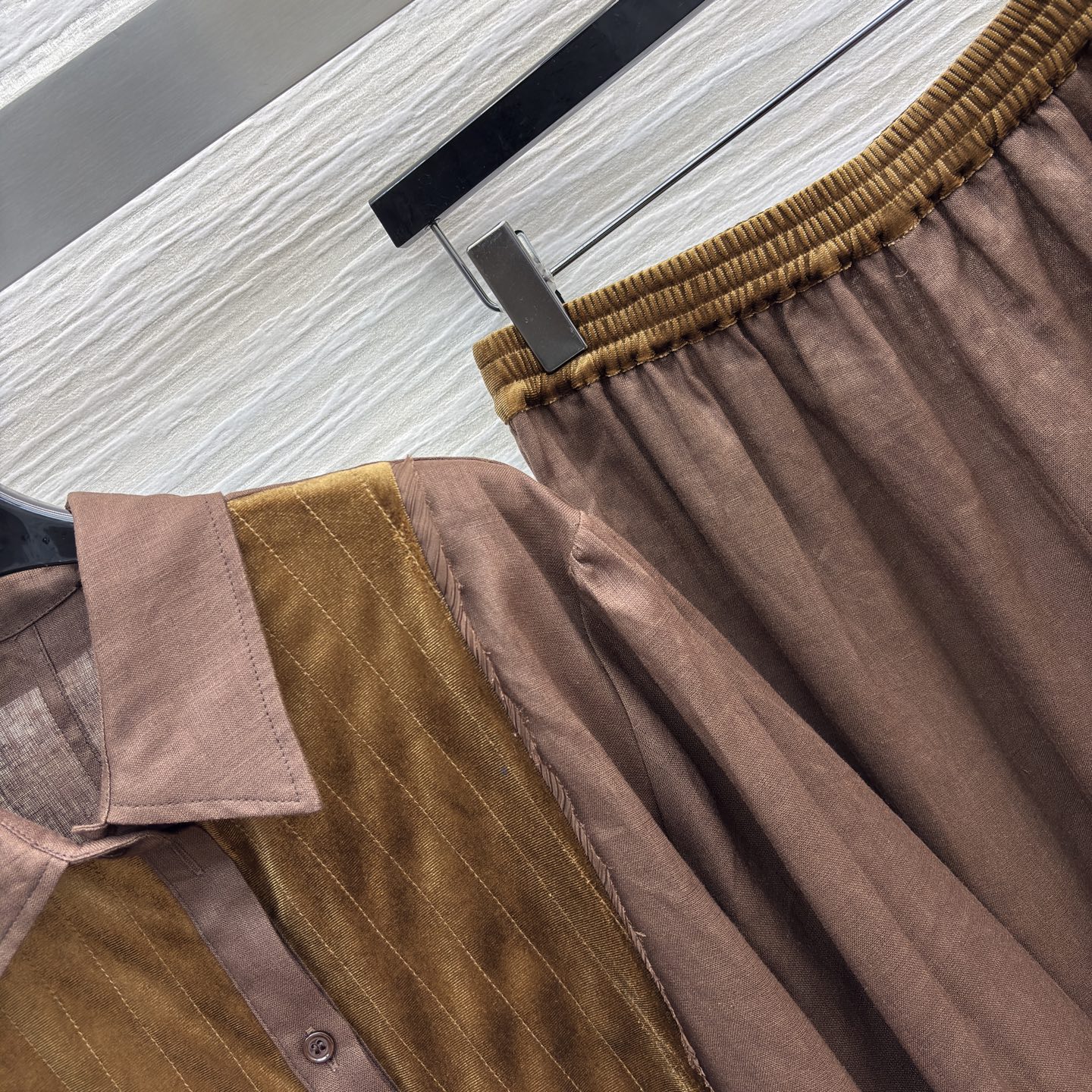 Umaw*n焦糖棕调的松弛感套装 衬衫的丝绒拼接碰撞出复古质感 阔腿裤垂坠随性 无需刻意 自在舒展 把日