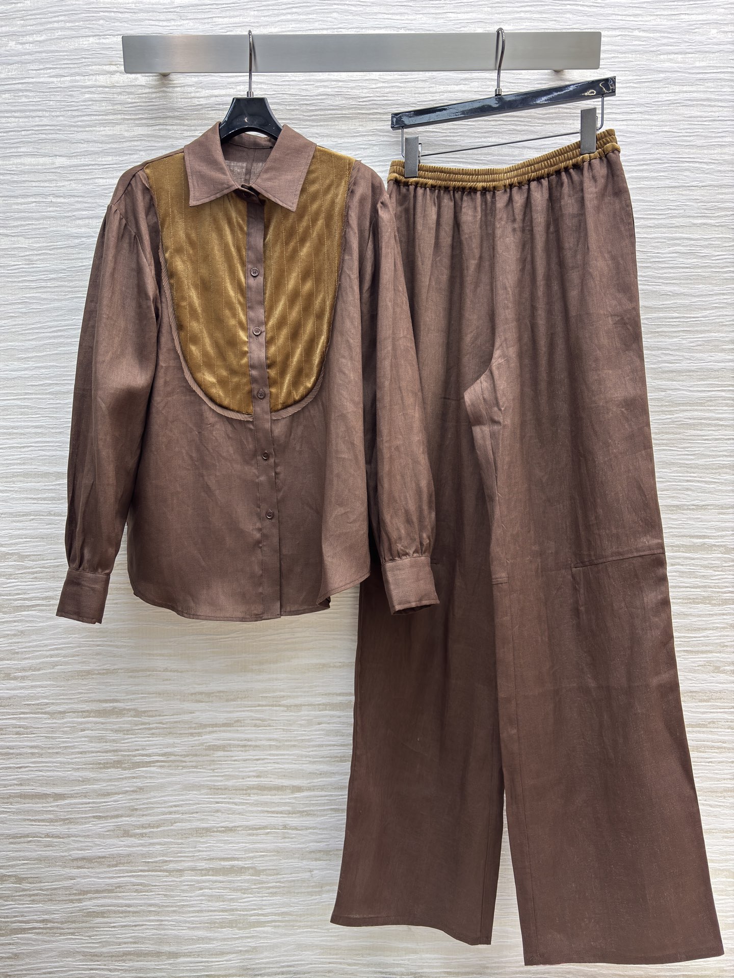 Umaw*n焦糖棕调的松弛感套装 衬衫的丝绒拼接碰撞出复古质感 阔腿裤垂坠随性 无需刻意 自在舒展 把日