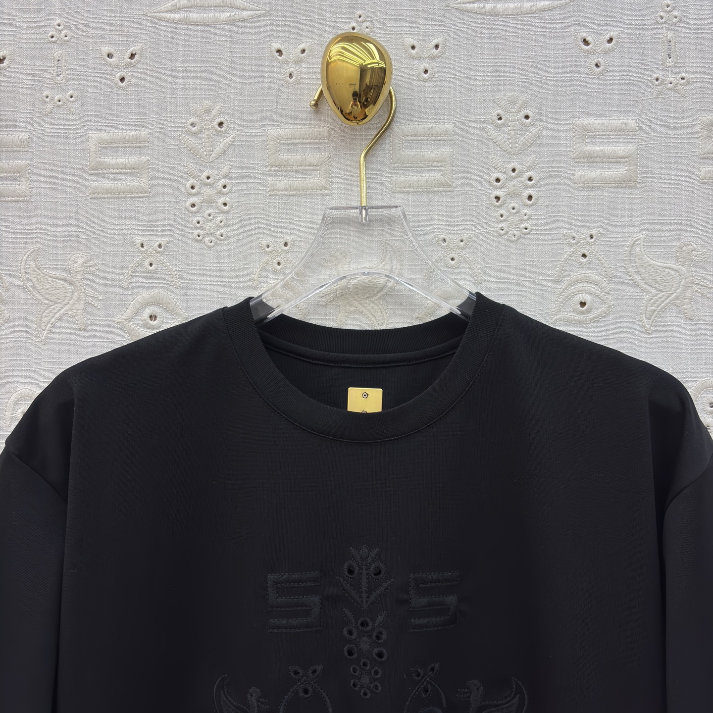 Sch 圆领刺绣短袖T 艺术感刺绣与金属鼻环扣碰撞出独特张力 宽松廓形搭配侧边开衩 兼顾舒适与腔调 白、