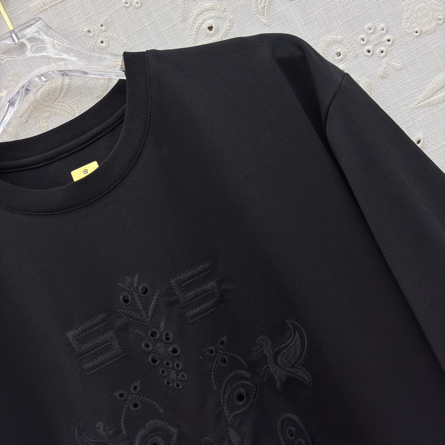 Sch 圆领刺绣短袖T 艺术感刺绣与金属鼻环扣碰撞出独特张力 宽松廓形搭配侧边开衩 兼顾舒适与腔调 白、