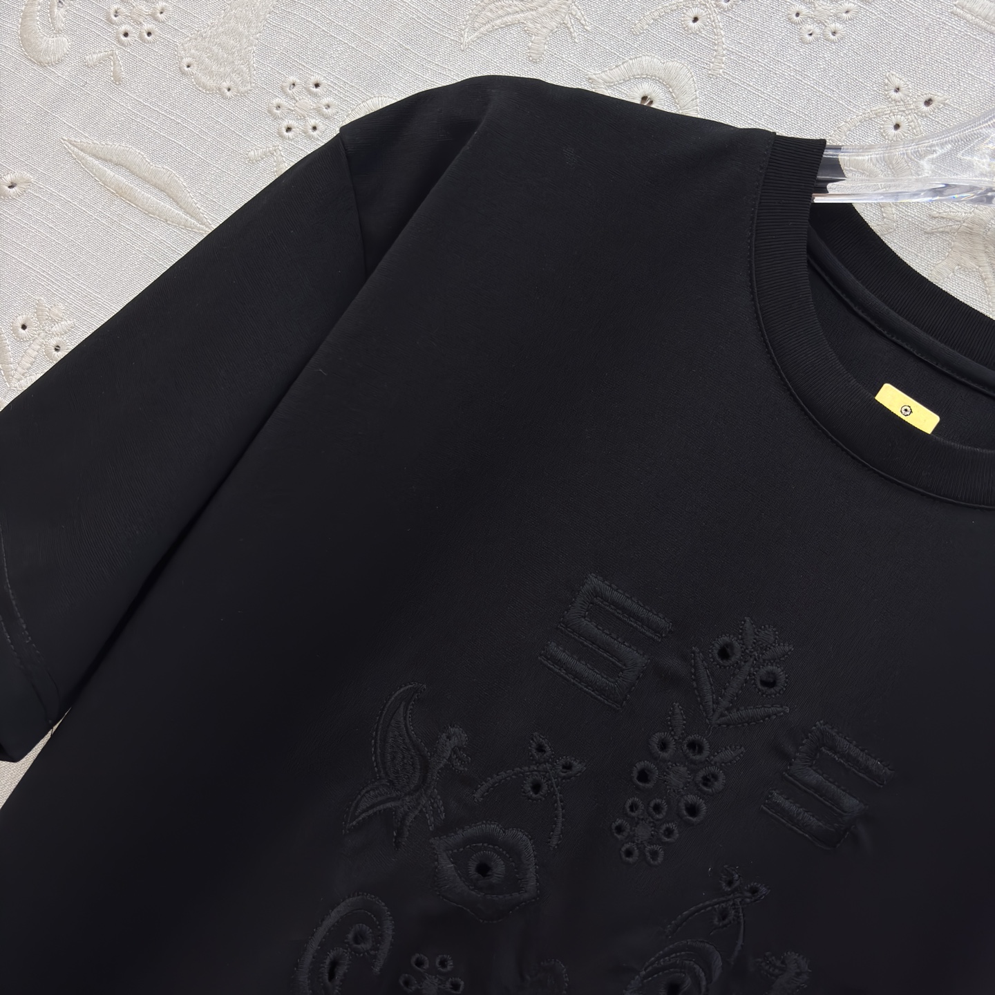 Sch 圆领刺绣短袖T 艺术感刺绣与金属鼻环扣碰撞出独特张力 宽松廓形搭配侧边开衩 兼顾舒适与腔调 白、