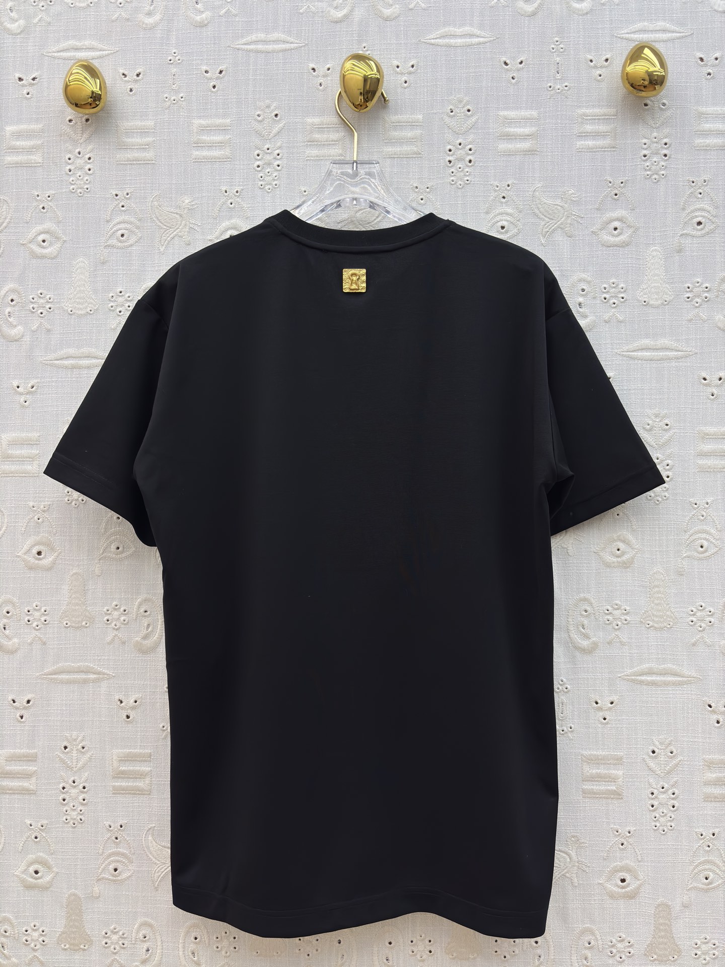 Sch 圆领刺绣短袖T 艺术感刺绣与金属鼻环扣碰撞出独特张力 宽松廓形搭配侧边开衩 兼顾舒适与腔调 白、