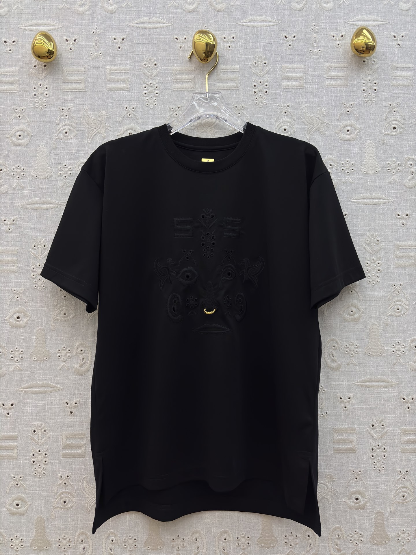 Sch 圆领刺绣短袖T 艺术感刺绣与金属鼻环扣碰撞出独特张力 宽松廓形搭配侧边开衩 兼顾舒适与腔调 白、