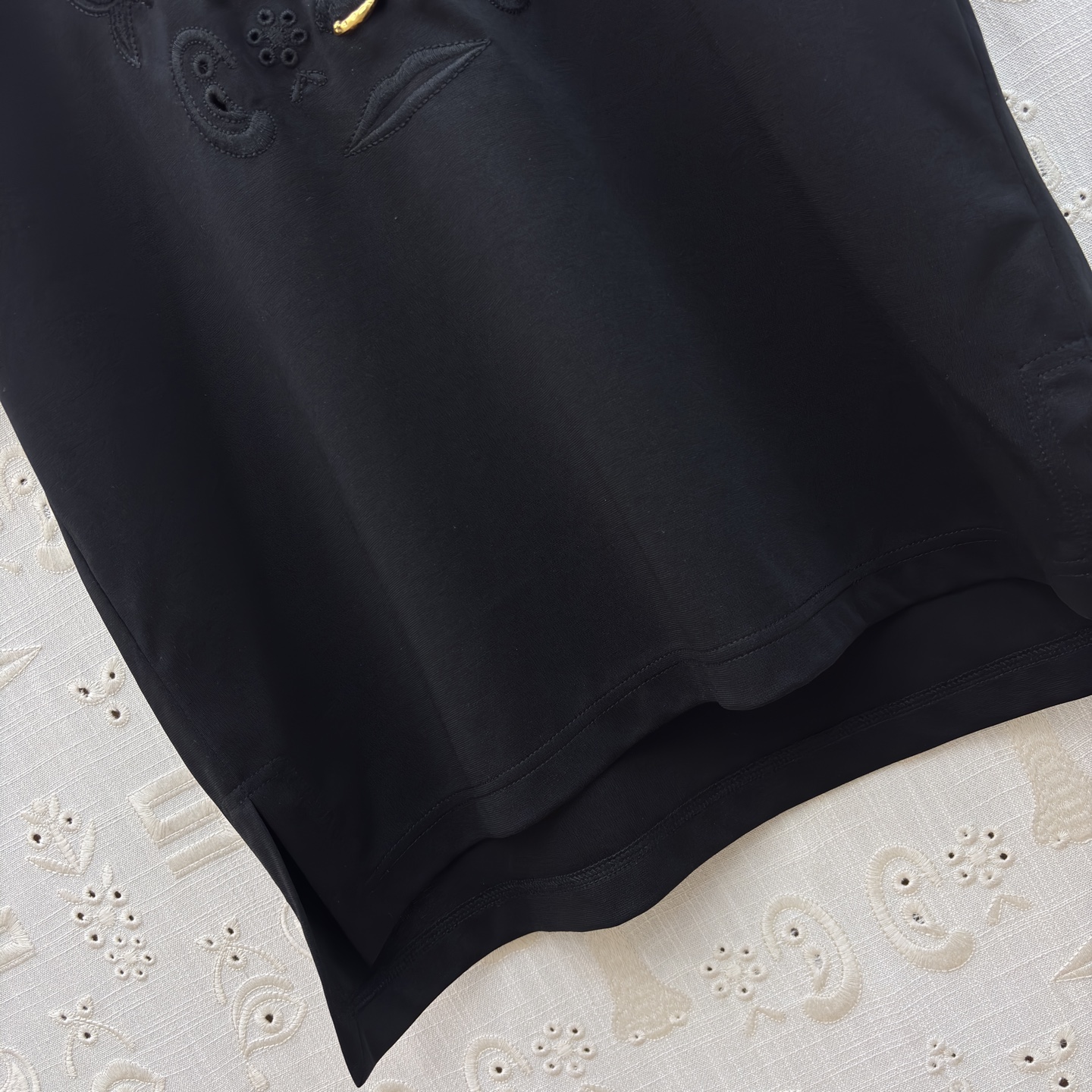 Sch 圆领刺绣短袖T 艺术感刺绣与金属鼻环扣碰撞出独特张力 宽松廓形搭配侧边开衩 兼顾舒适与腔调 白、