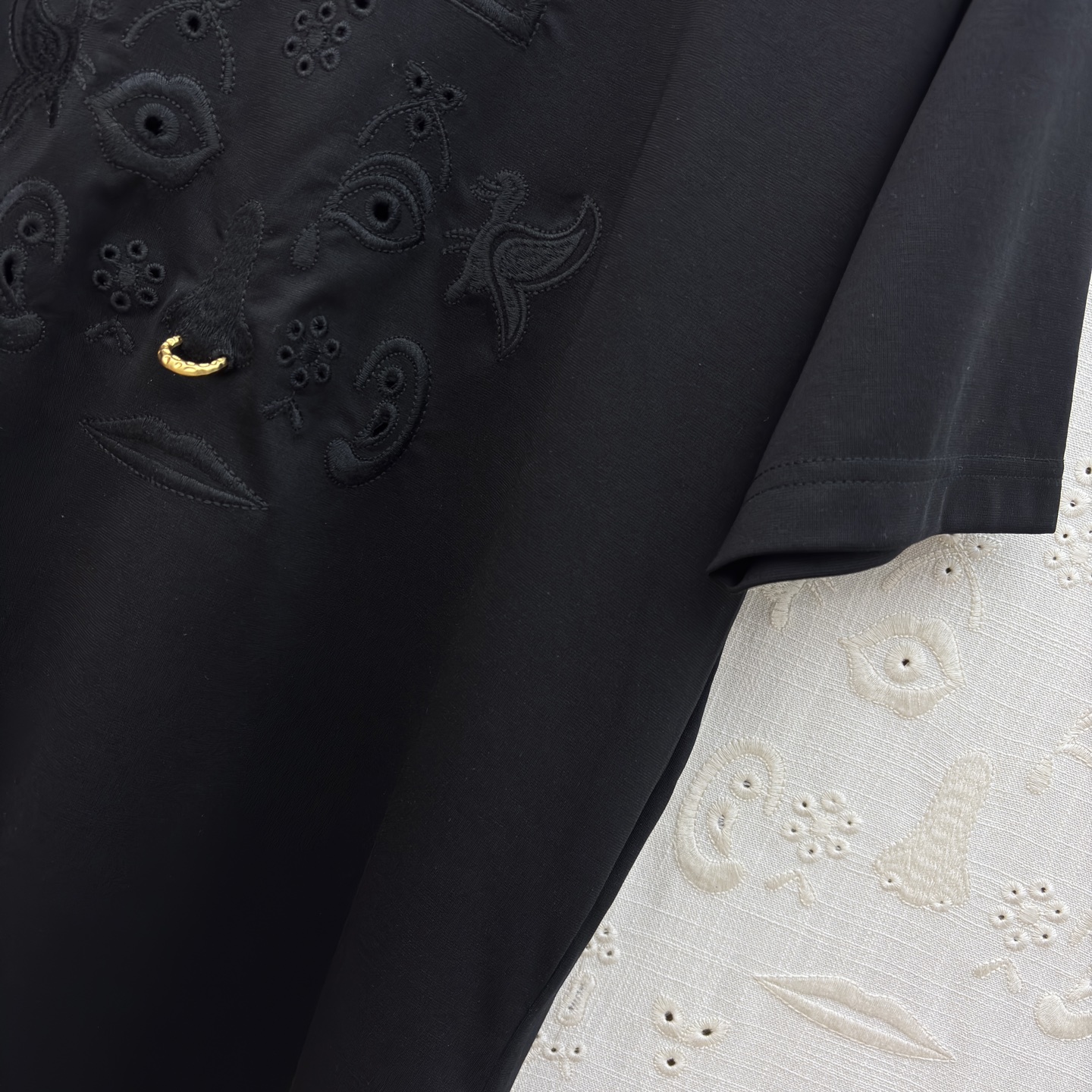 Sch 圆领刺绣短袖T 艺术感刺绣与金属鼻环扣碰撞出独特张力 宽松廓形搭配侧边开衩 兼顾舒适与腔调 白、