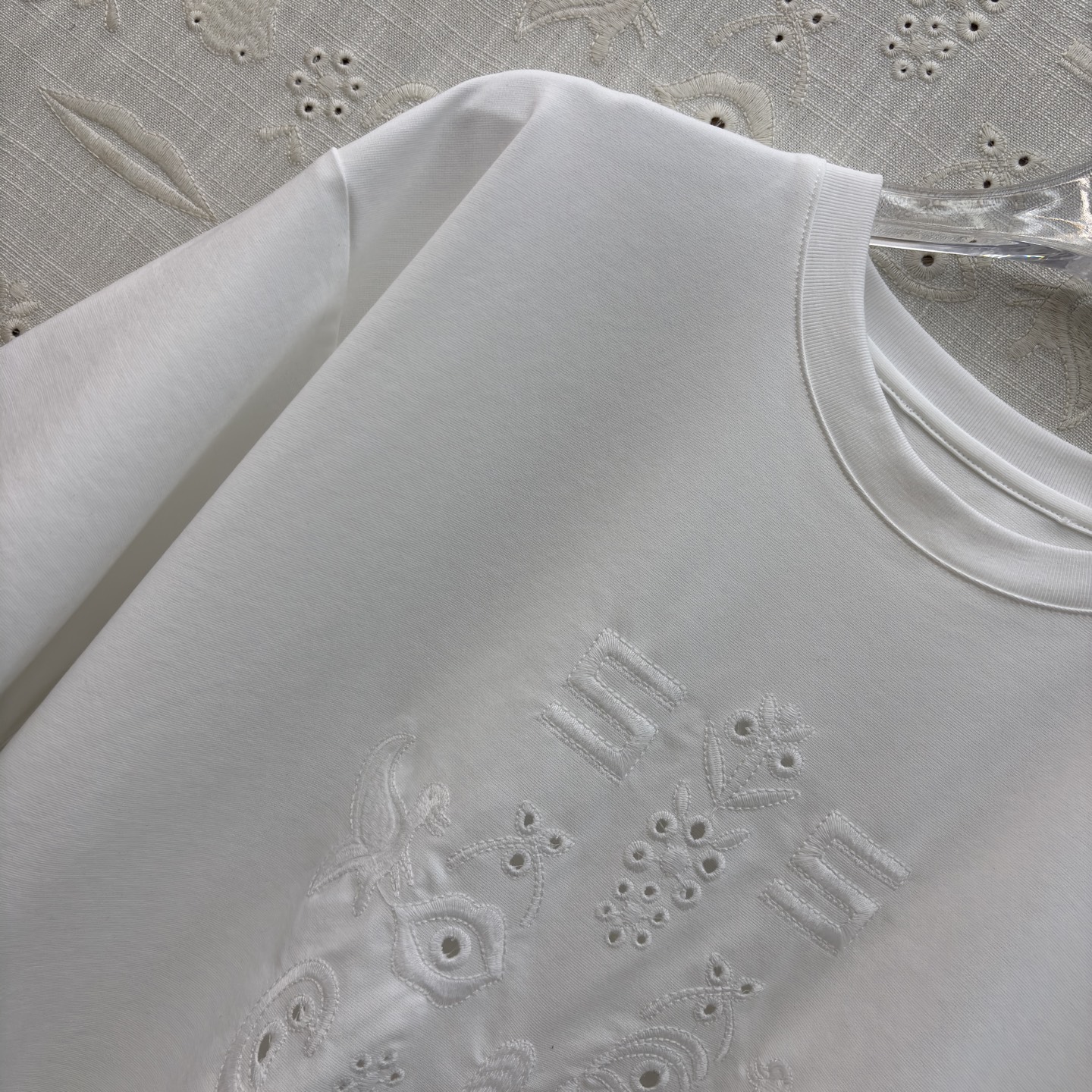 Sch 圆领刺绣短袖T 艺术感刺绣与金属鼻环扣碰撞出独特张力 宽松廓形搭配侧边开衩 兼顾舒适与腔调 白、