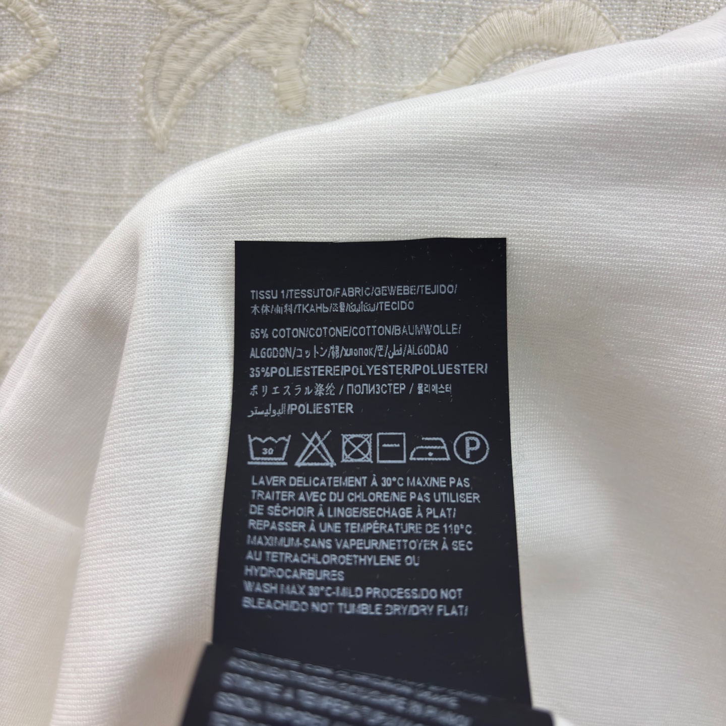 Sch 圆领刺绣短袖T 艺术感刺绣与金属鼻环扣碰撞出独特张力 宽松廓形搭配侧边开衩 兼顾舒适与腔调 白、