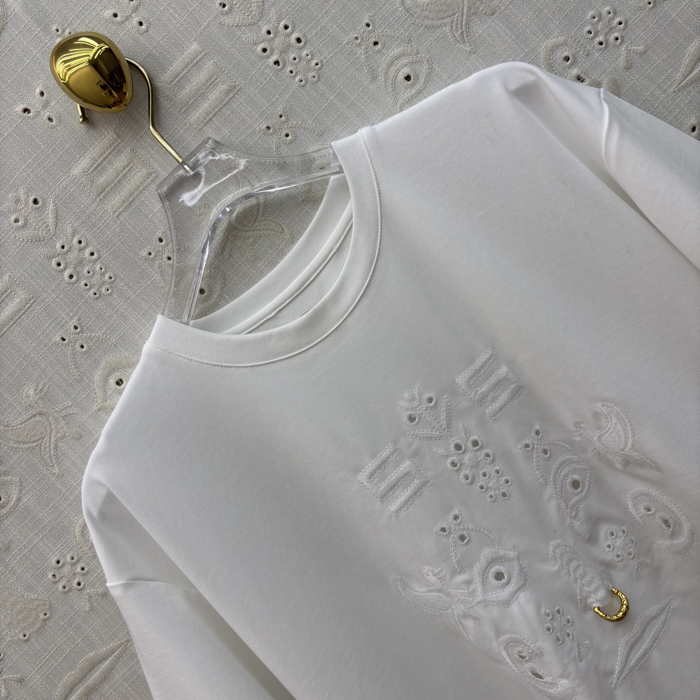 Sch 圆领刺绣短袖T 艺术感刺绣与金属鼻环扣碰撞出独特张力 宽松廓形搭配侧边开衩 兼顾舒适与腔调 白、