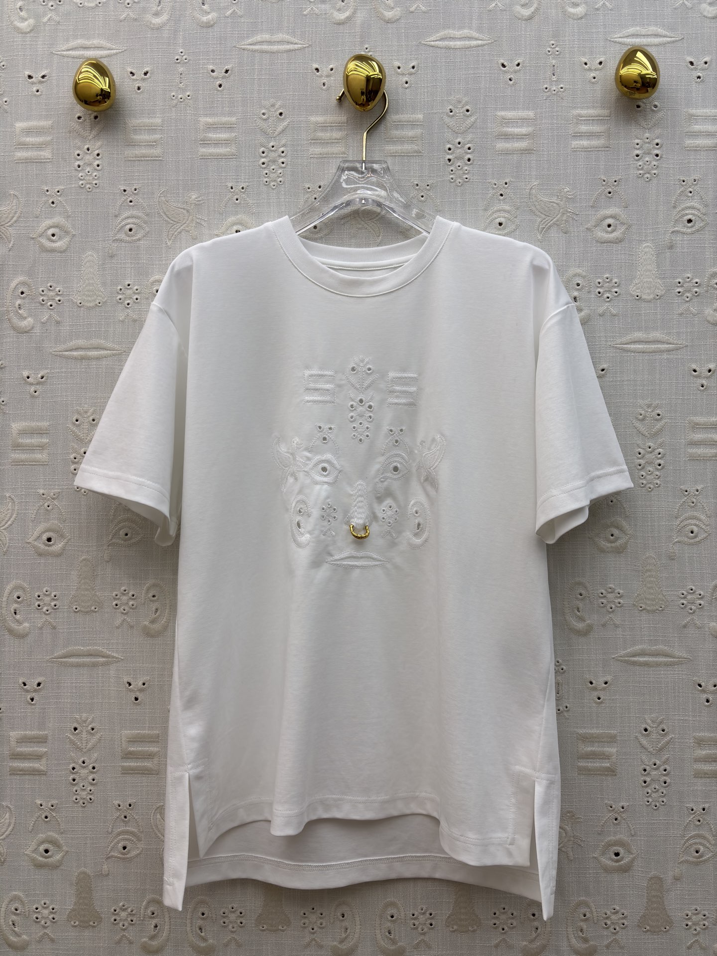 Sch 圆领刺绣短袖T 艺术感刺绣与金属鼻环扣碰撞出独特张力 宽松廓形搭配侧边开衩 兼顾舒适与腔调 白、