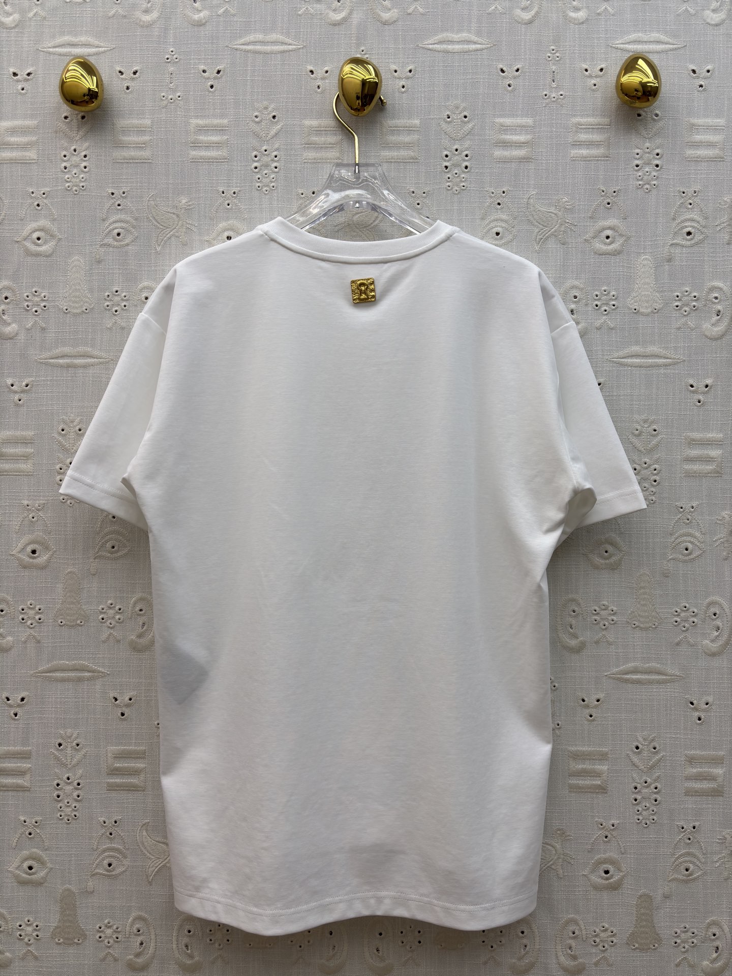 Sch 圆领刺绣短袖T 艺术感刺绣与金属鼻环扣碰撞出独特张力 宽松廓形搭配侧边开衩 兼顾舒适与腔调 白、