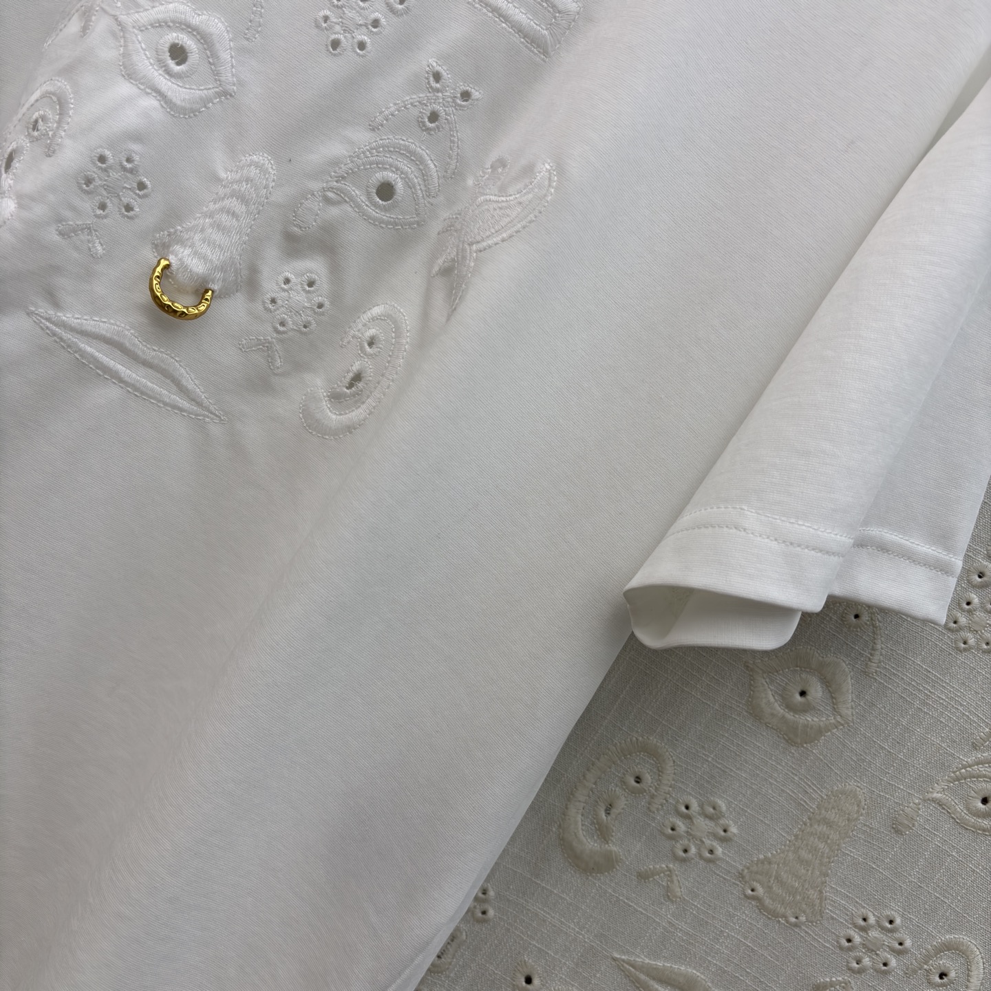 Sch 圆领刺绣短袖T 艺术感刺绣与金属鼻环扣碰撞出独特张力 宽松廓形搭配侧边开衩 兼顾舒适与腔调 白、