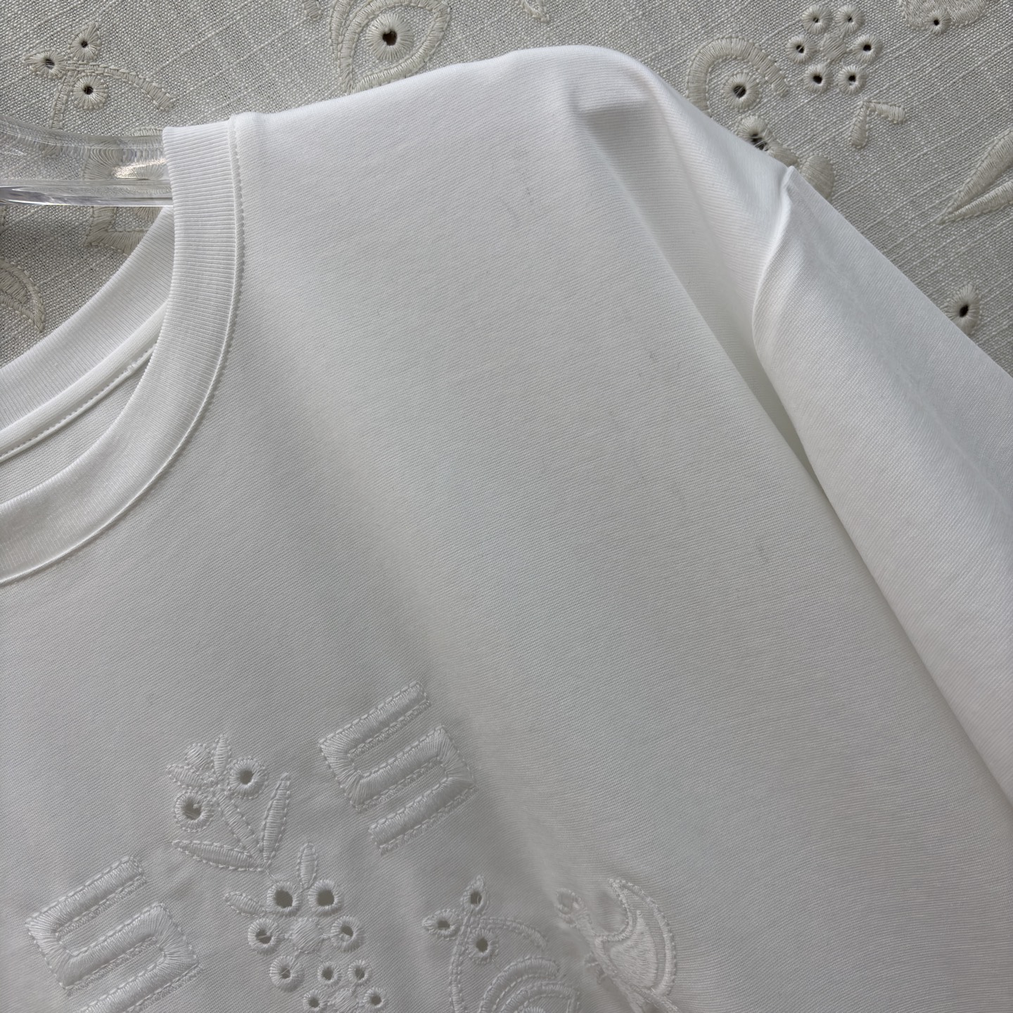 Sch 圆领刺绣短袖T 艺术感刺绣与金属鼻环扣碰撞出独特张力 宽松廓形搭配侧边开衩 兼顾舒适与腔调 白、