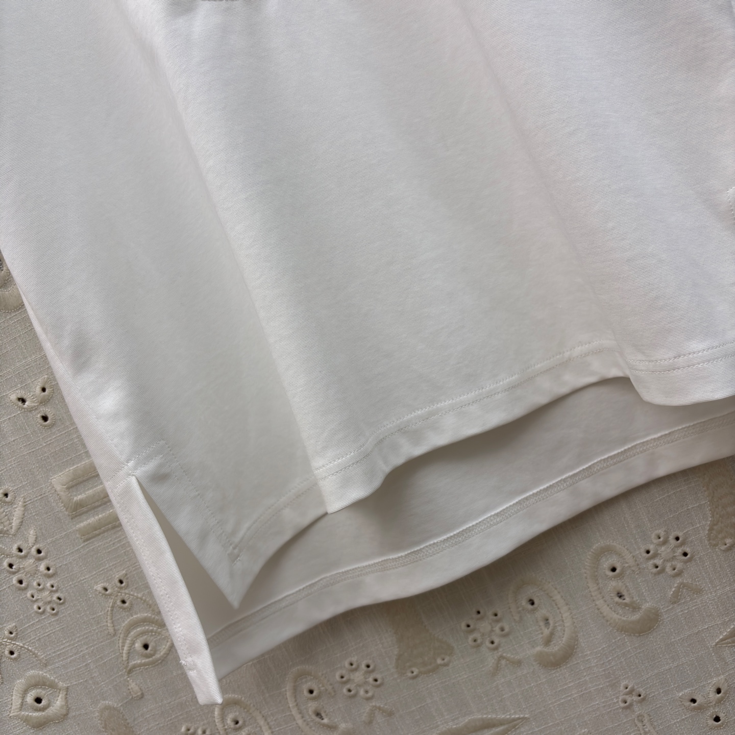 Sch 圆领刺绣短袖T 艺术感刺绣与金属鼻环扣碰撞出独特张力 宽松廓形搭配侧边开衩 兼顾舒适与腔调 白、