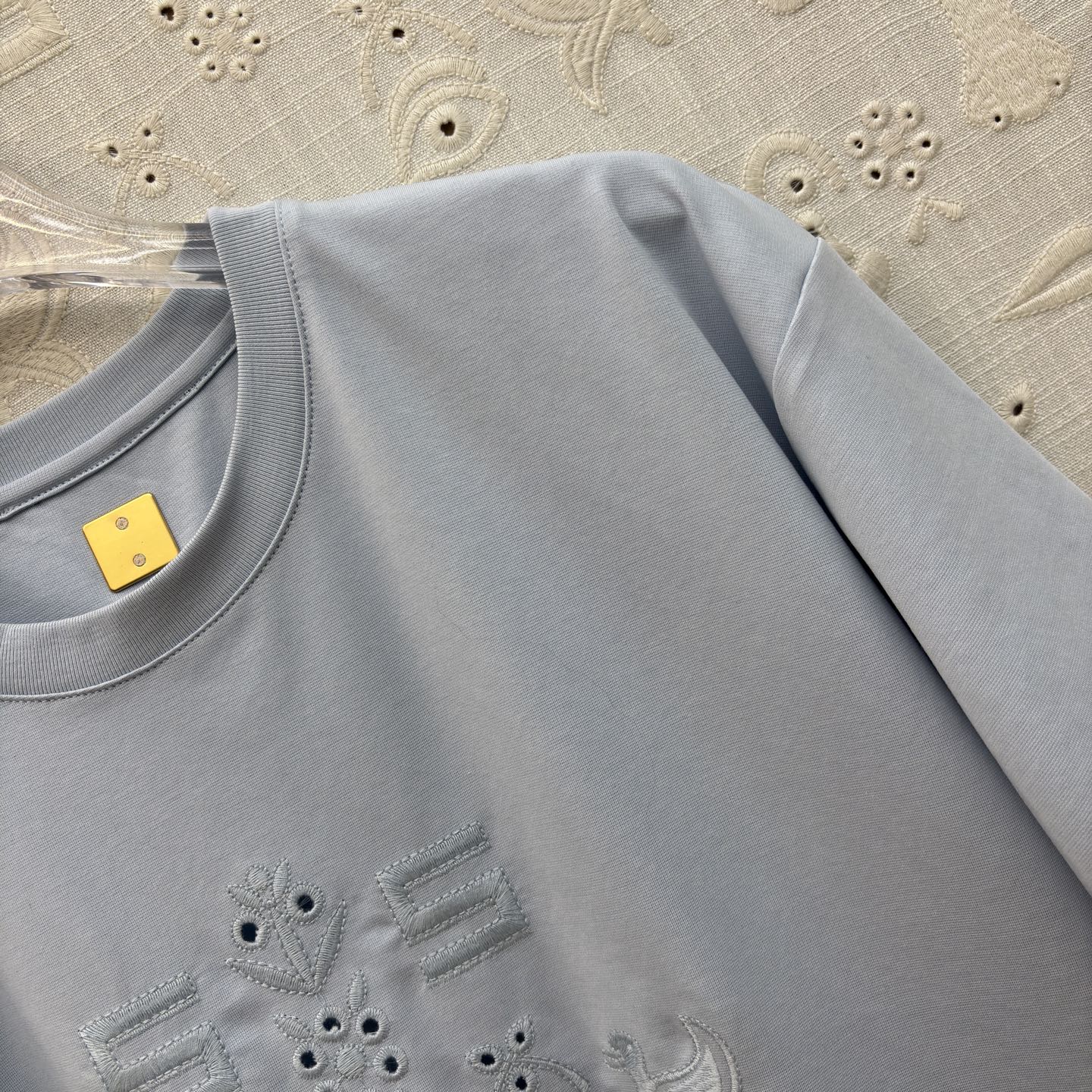 Sch 圆领刺绣短袖T 艺术感刺绣与金属鼻环扣碰撞出独特张力 宽松廓形搭配侧边开衩 兼顾舒适与腔调 白、