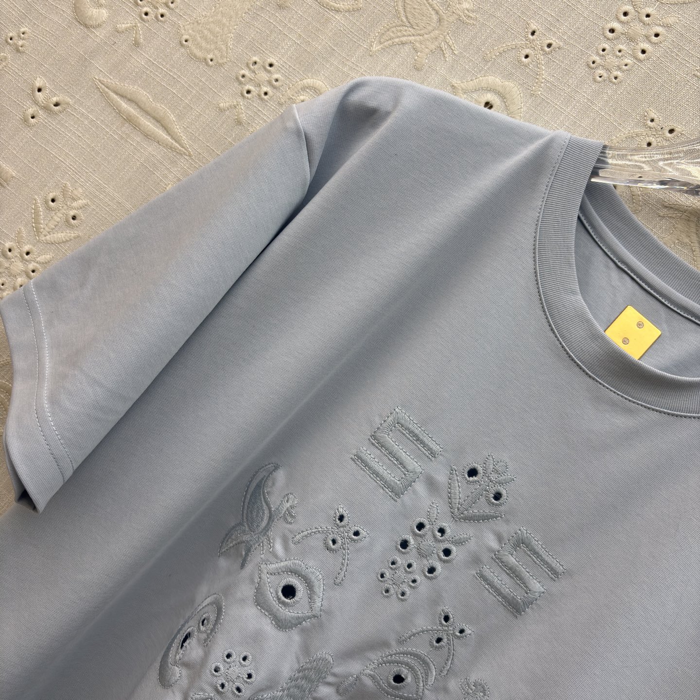 Sch 圆领刺绣短袖T 艺术感刺绣与金属鼻环扣碰撞出独特张力 宽松廓形搭配侧边开衩 兼顾舒适与腔调 白、