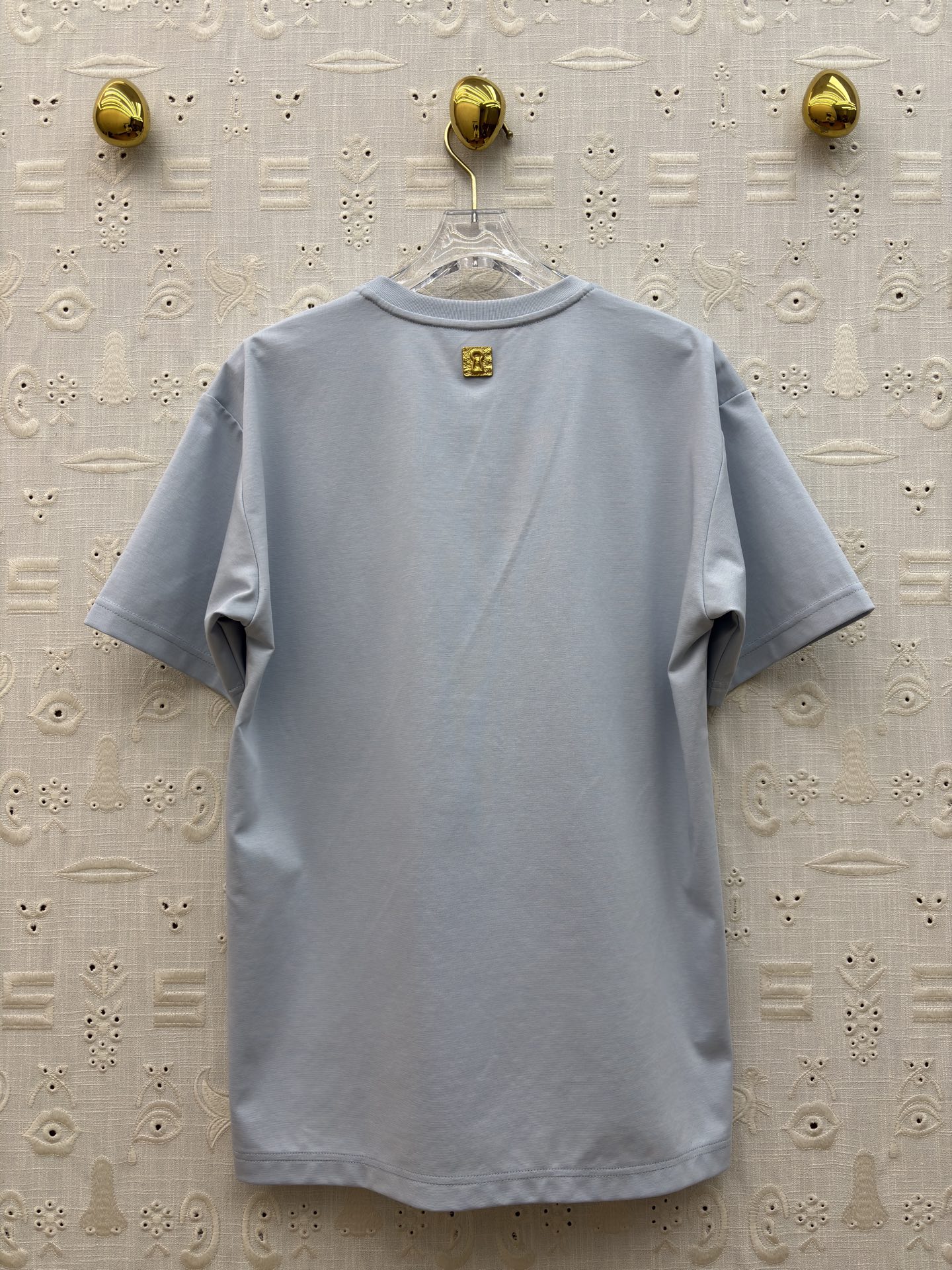 Sch 圆领刺绣短袖T 艺术感刺绣与金属鼻环扣碰撞出独特张力 宽松廓形搭配侧边开衩 兼顾舒适与腔调 白、