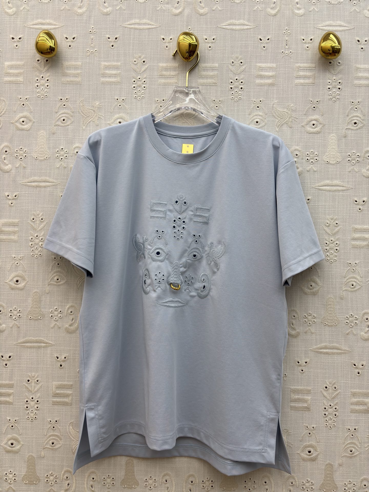 Sch 圆领刺绣短袖T 艺术感刺绣与金属鼻环扣碰撞出独特张力 宽松廓形搭配侧边开衩 兼顾舒适与腔调 白、