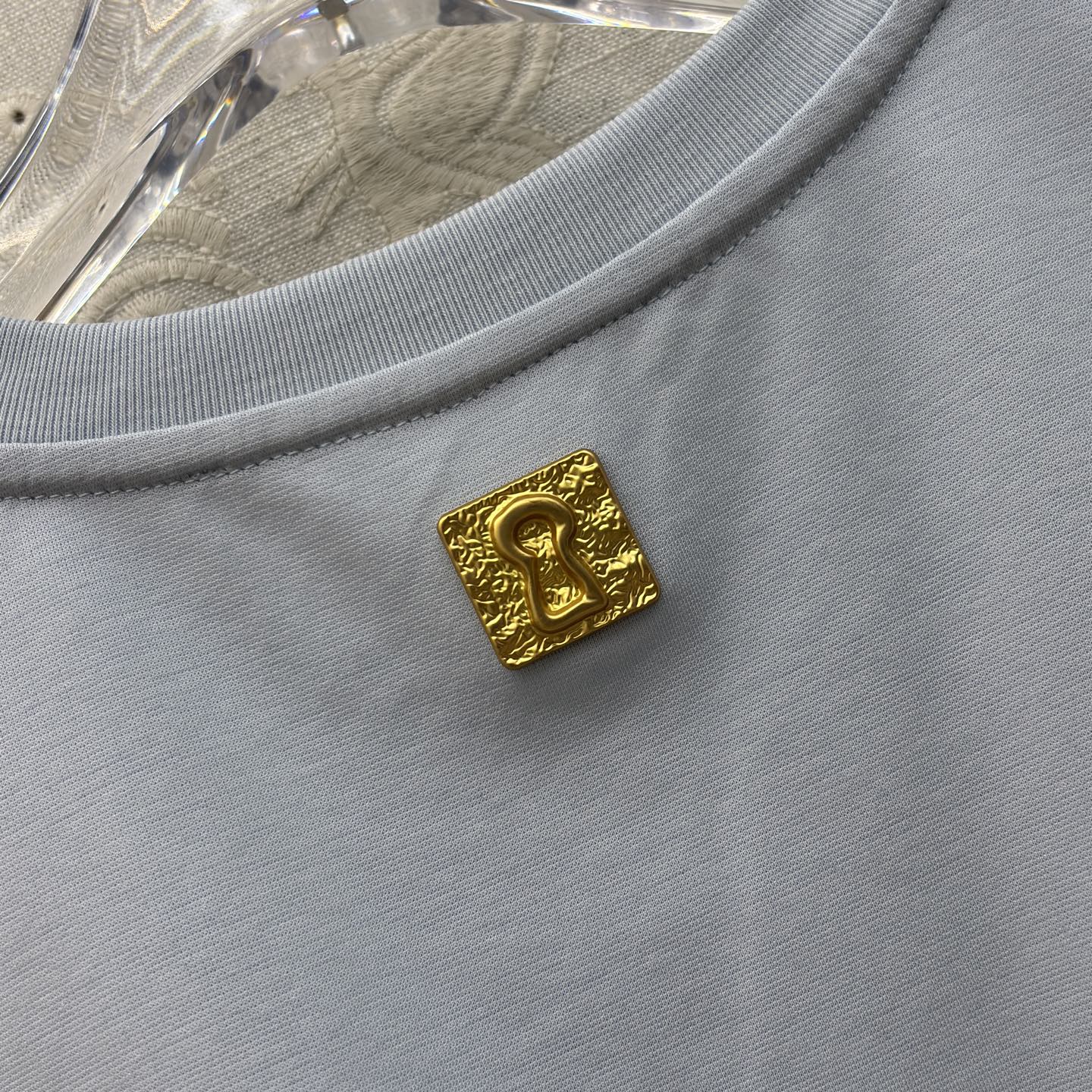 Sch 圆领刺绣短袖T 艺术感刺绣与金属鼻环扣碰撞出独特张力 宽松廓形搭配侧边开衩 兼顾舒适与腔调 白、