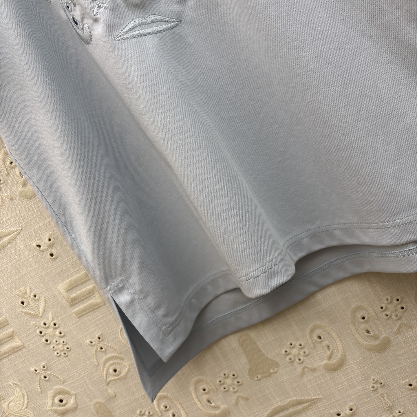 Sch 圆领刺绣短袖T 艺术感刺绣与金属鼻环扣碰撞出独特张力 宽松廓形搭配侧边开衩 兼顾舒适与腔调 白、