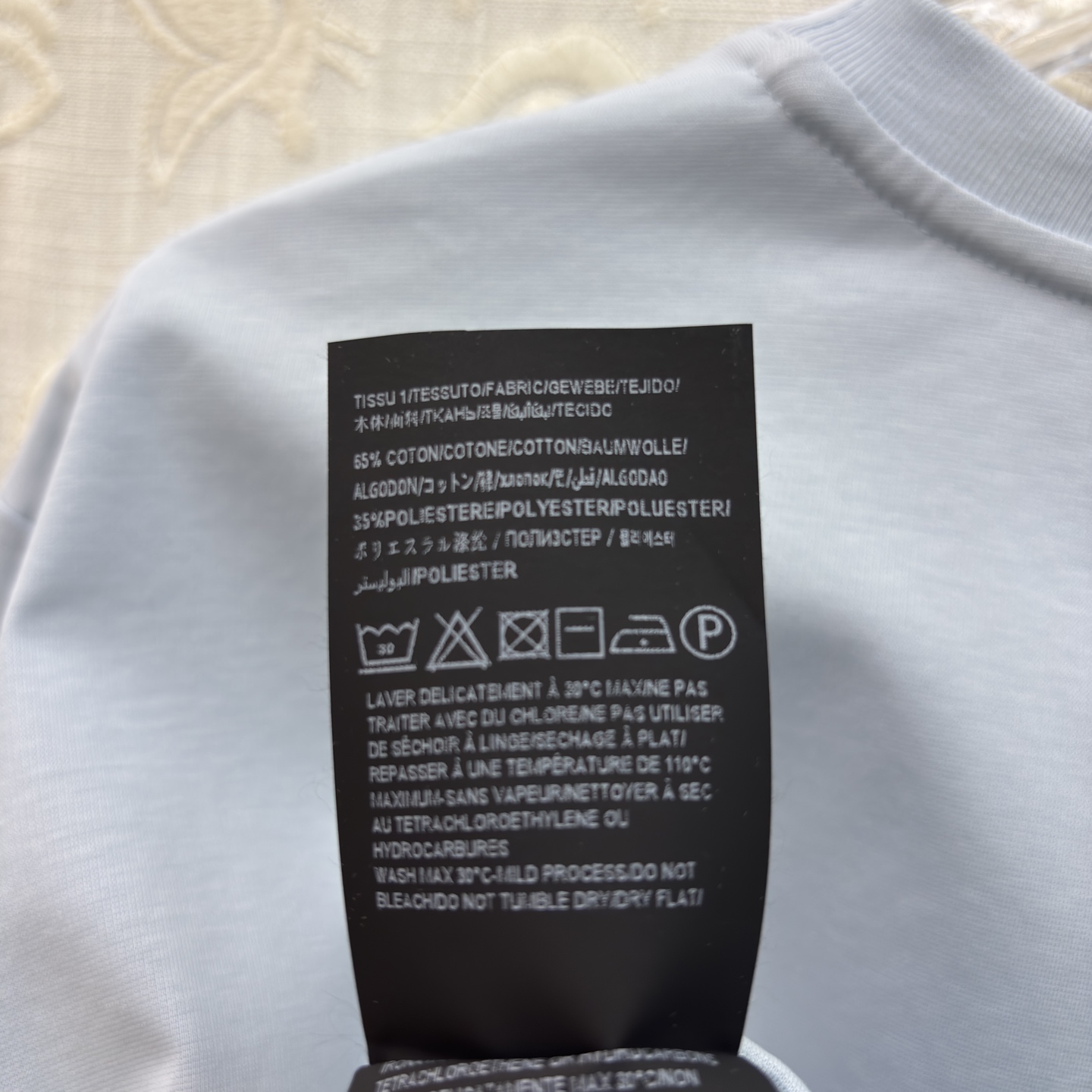 Sch 圆领刺绣短袖T 艺术感刺绣与金属鼻环扣碰撞出独特张力 宽松廓形搭配侧边开衩 兼顾舒适与腔调 白、