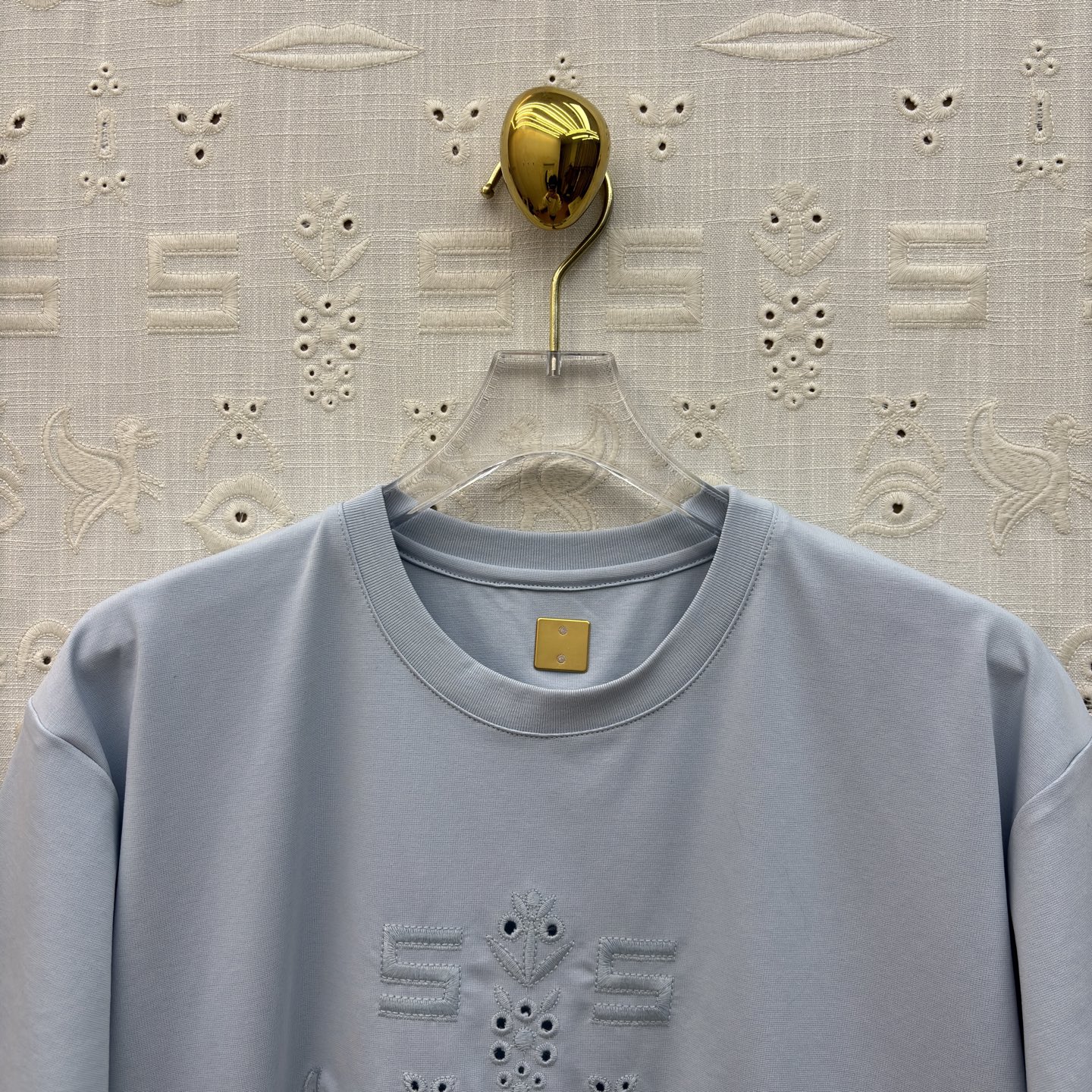 Sch 圆领刺绣短袖T 艺术感刺绣与金属鼻环扣碰撞出独特张力 宽松廓形搭配侧边开衩 兼顾舒适与腔调 白、