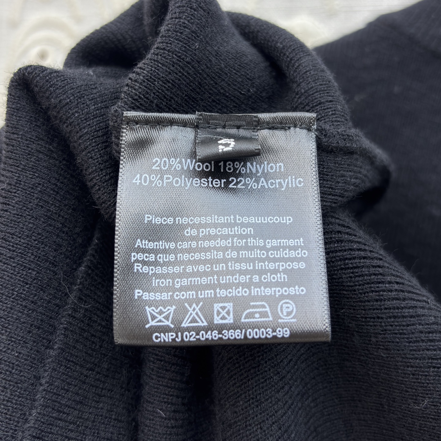 Sch 极简针织短袖T恤 金色锁孔装饰打破沉闷 奶白、麻灰、纯黑三色适配不同穿搭情绪 软糯亲肤的面料 搭