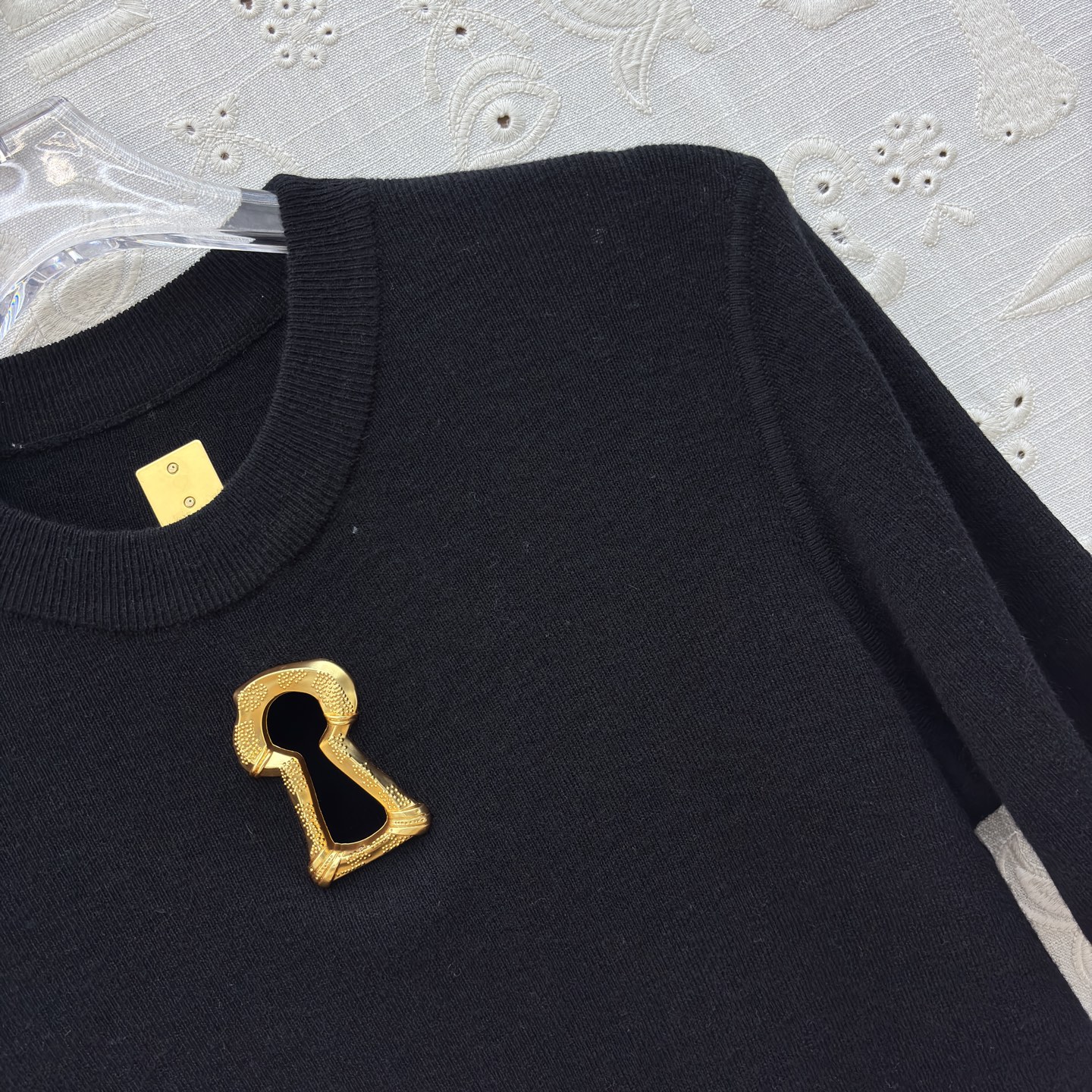 Sch 极简针织短袖T恤 金色锁孔装饰打破沉闷 奶白、麻灰、纯黑三色适配不同穿搭情绪 软糯亲肤的面料 搭