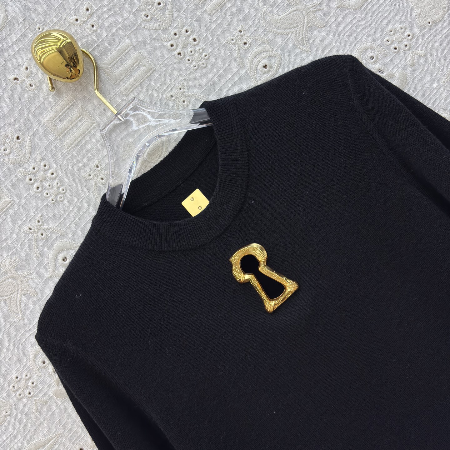 Sch 极简针织短袖T恤 金色锁孔装饰打破沉闷 奶白、麻灰、纯黑三色适配不同穿搭情绪 软糯亲肤的面料 搭