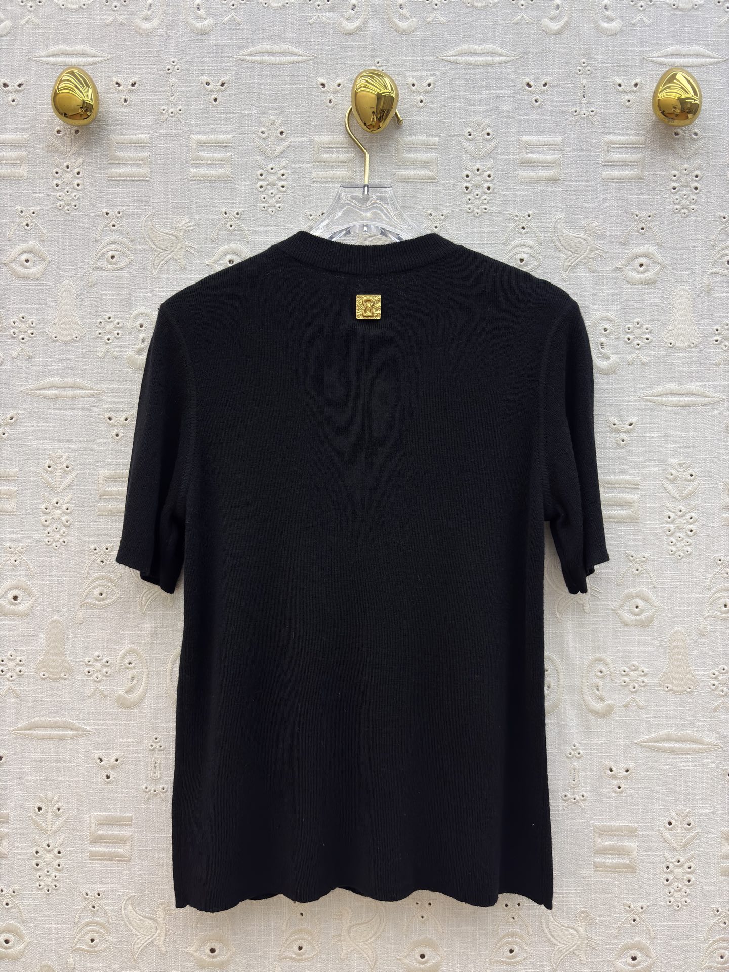 Sch 极简针织短袖T恤 金色锁孔装饰打破沉闷 奶白、麻灰、纯黑三色适配不同穿搭情绪 软糯亲肤的面料 搭